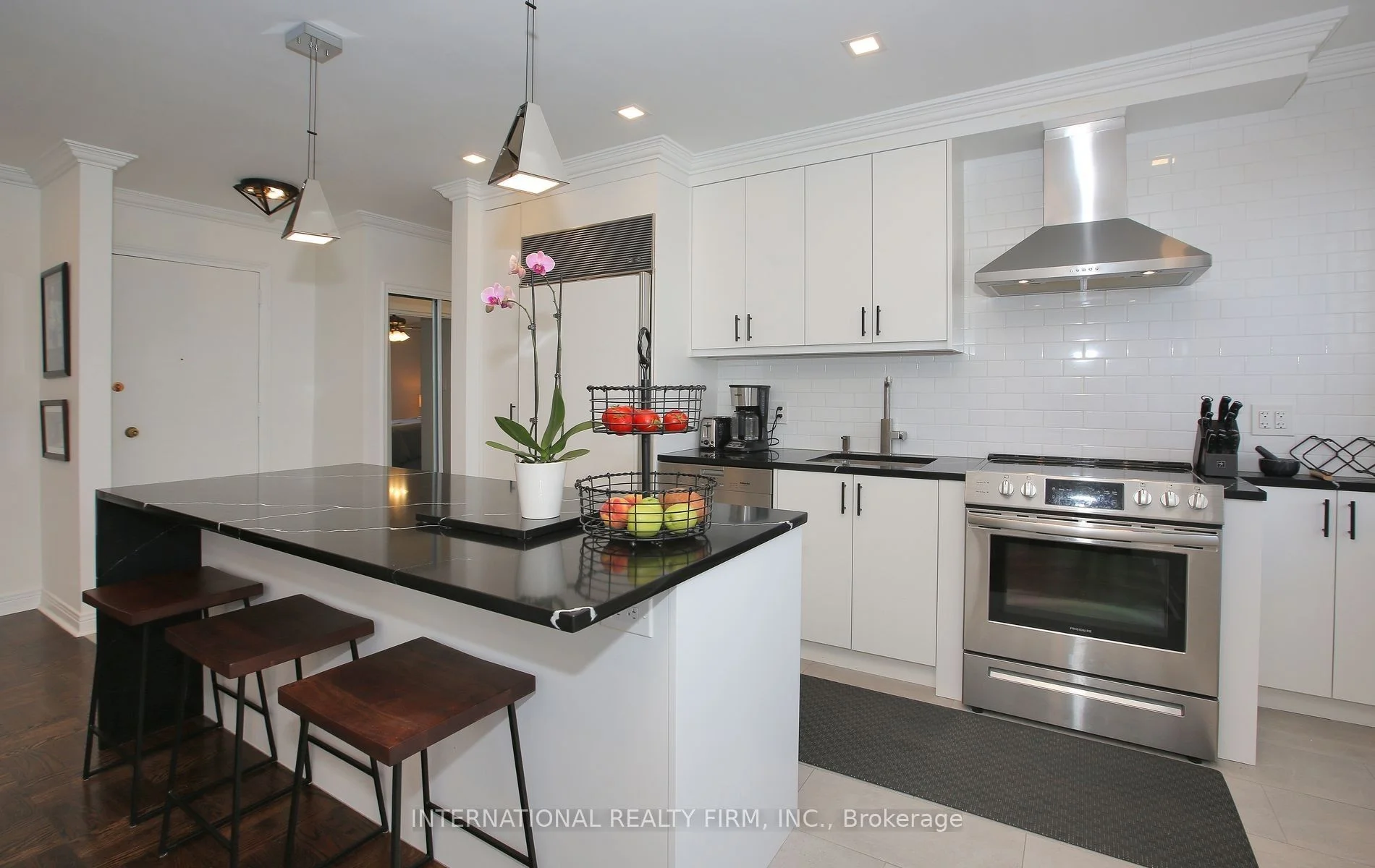 219 Wilson Street 405, Toronto C04, On M5m 3b2