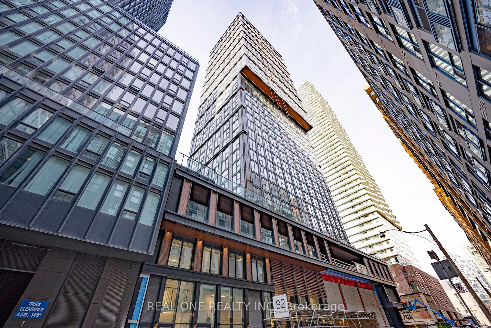 82 Dalhousie Street 2105, Toronto C08, On M5b 0c5