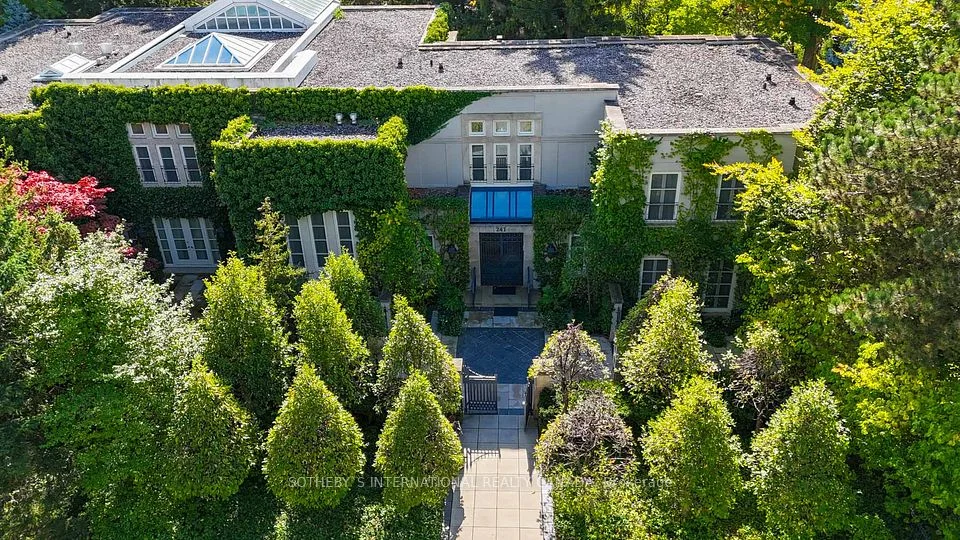 241 Strathallan Wood, Toronto C04, ON M5N 1T5