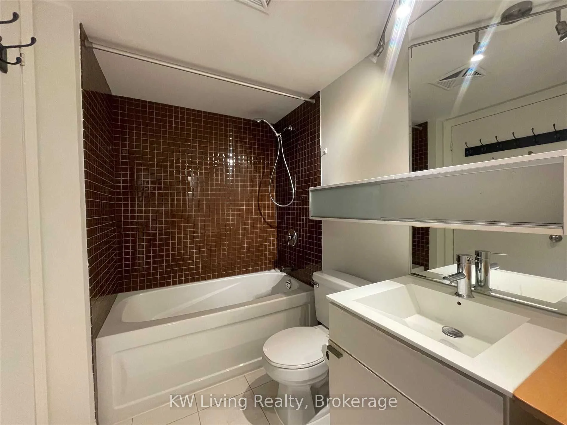 111 Elizabeth Street 615, Toronto C01, ON M5G 1P7