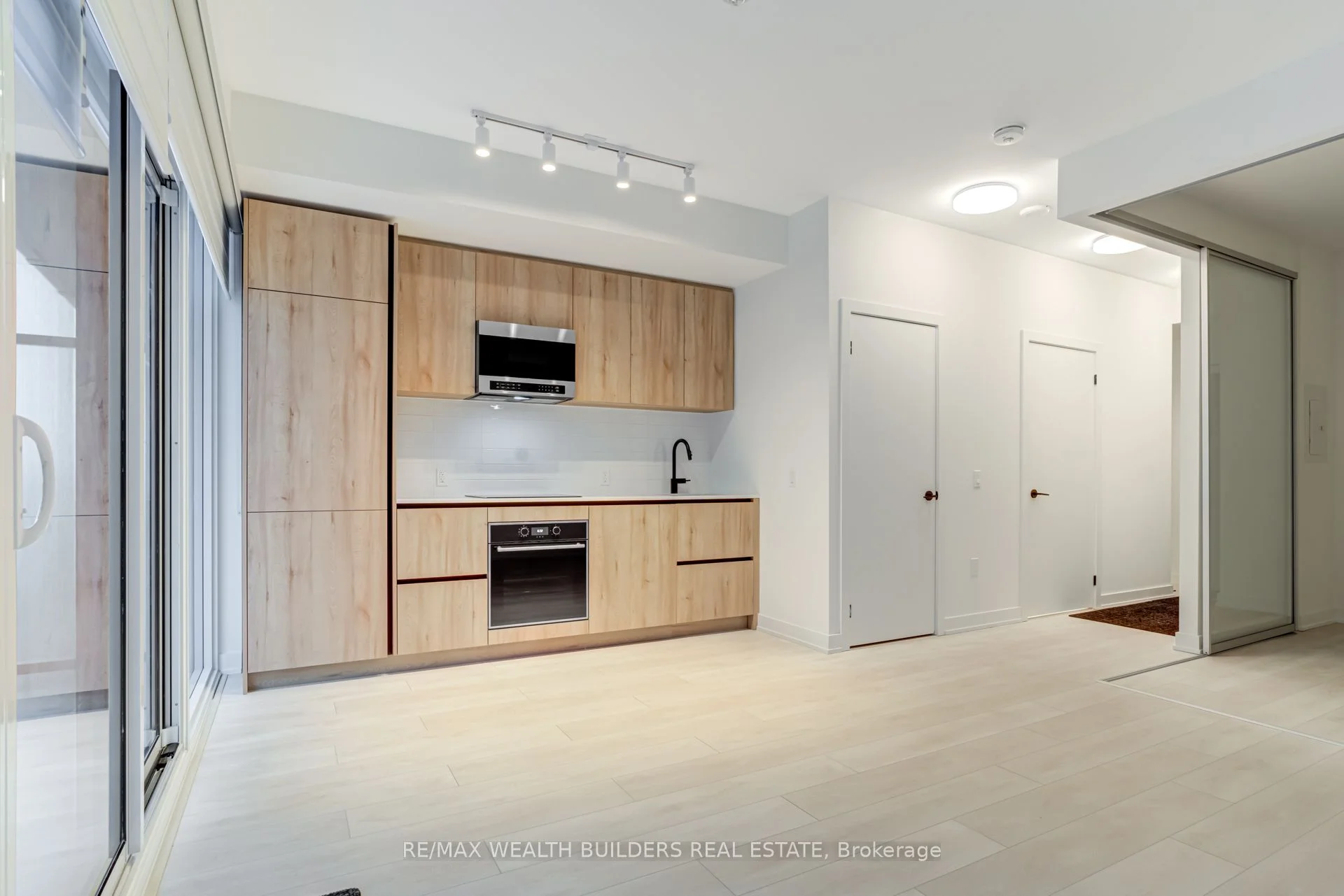 127 Broadway Avenue 2707, Toronto C03, On M4p 1v4