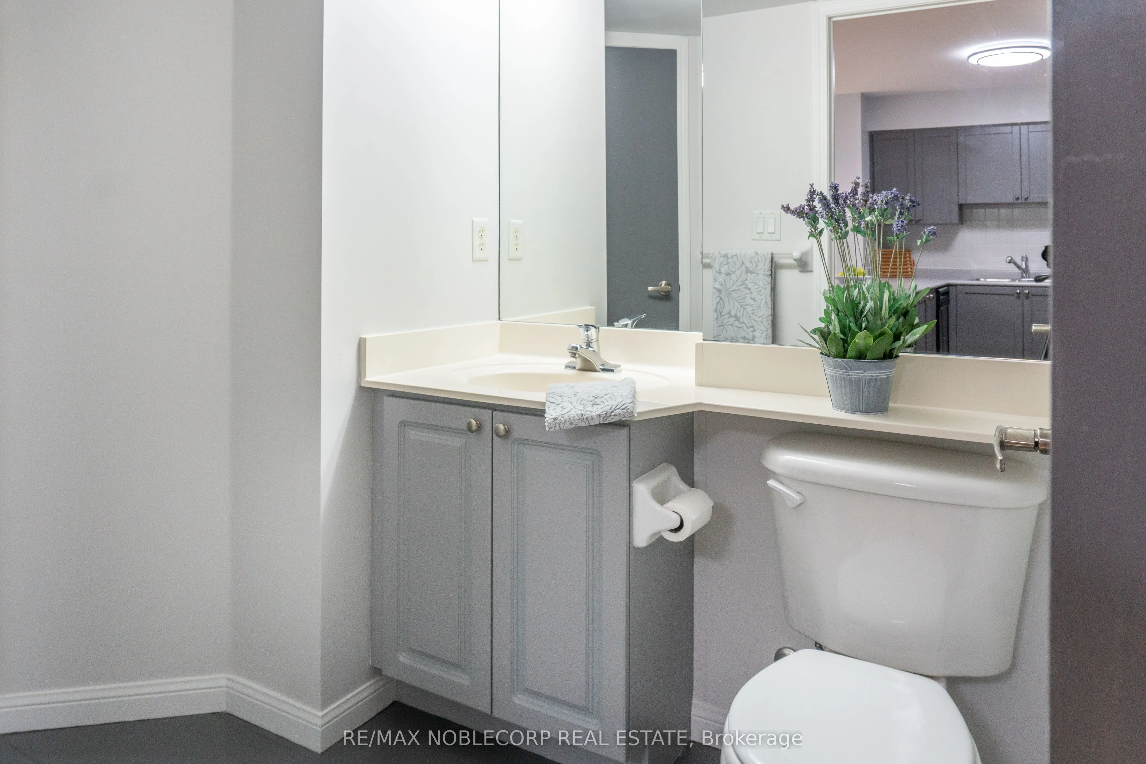 1000 King Street W 208, Toronto C01, ON M6K 3N1