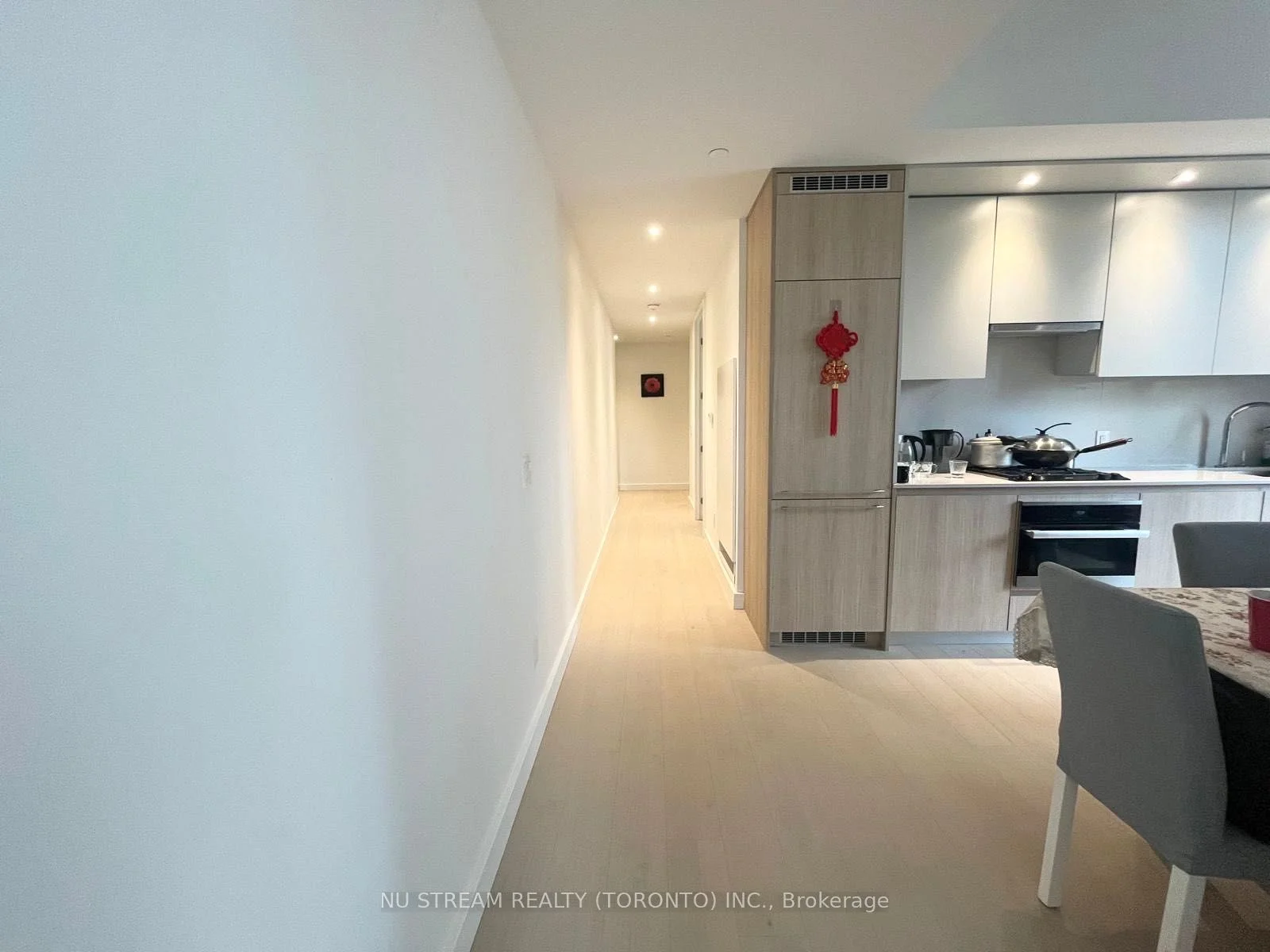 81 Wellesley Street E 201, Toronto C08, On M4y 0c5
