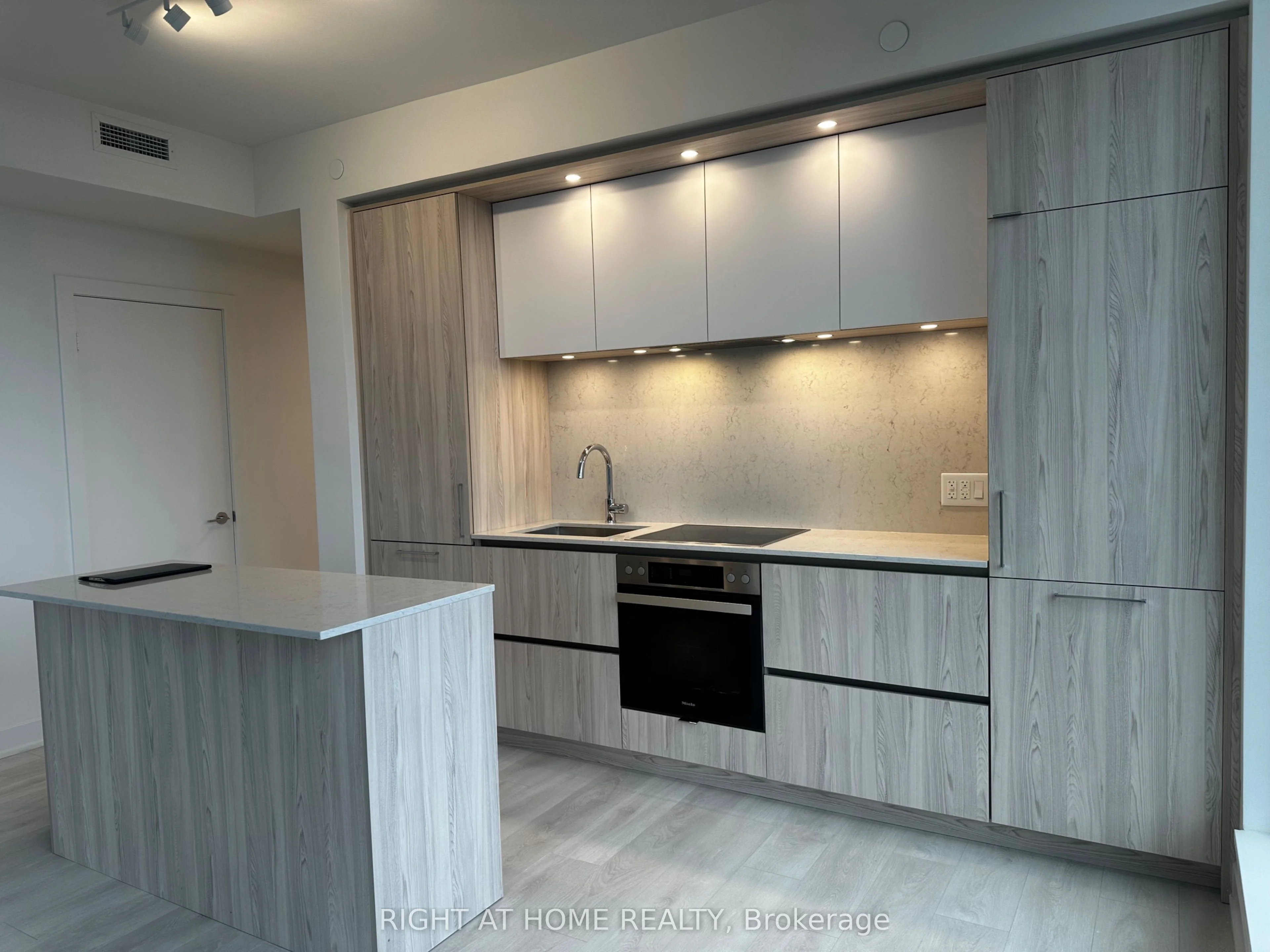 35 Mercer Street 2210, Toronto C01, On M5v 3c6