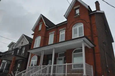 195 Montrose Avenue, Toronto C01, On M6g 3g6