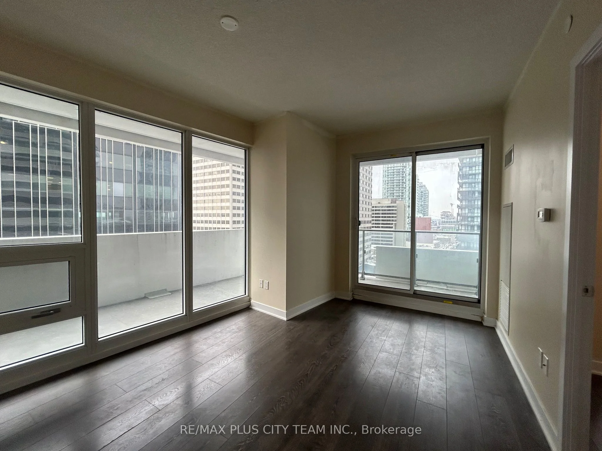 2221 Yonge Street 1309, Toronto C10, On M4s 2b4
