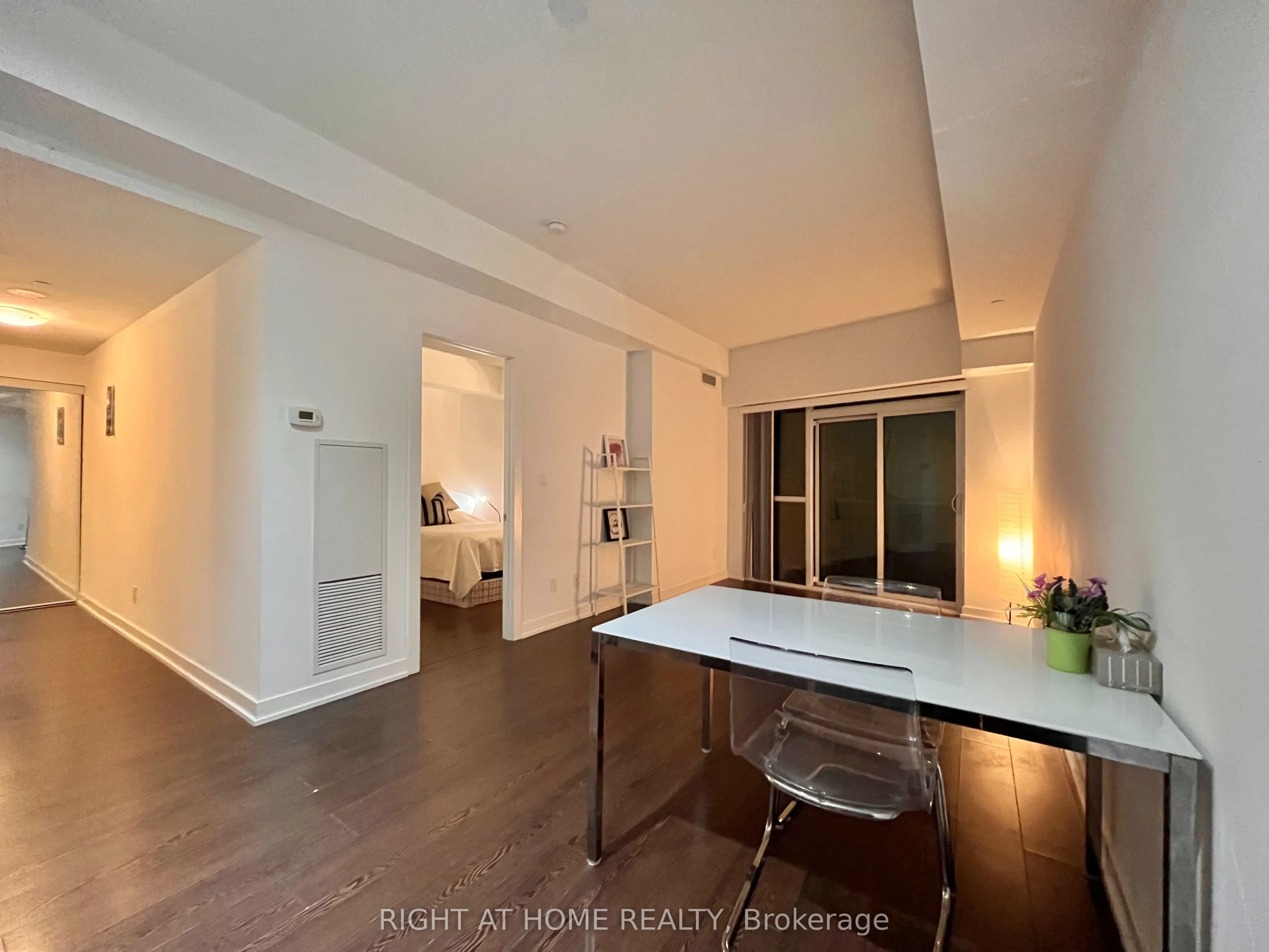 20 Bruyeres Mews 201, Toronto C01, On M5v 0g8
