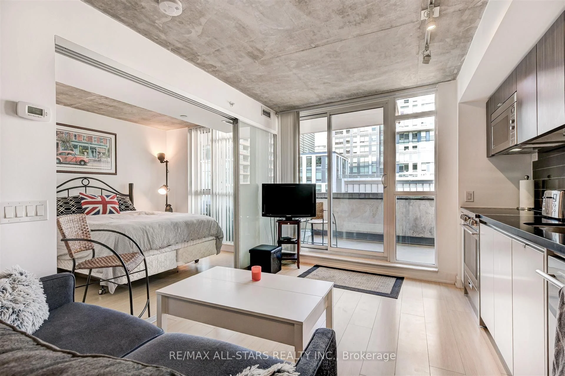 85 Queens Wharf Road 319, Toronto C01, On M5v 0j9
