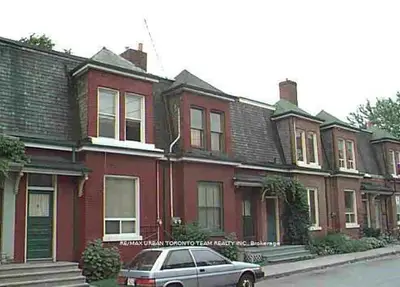 Att/Row/Townhouse in Toronto