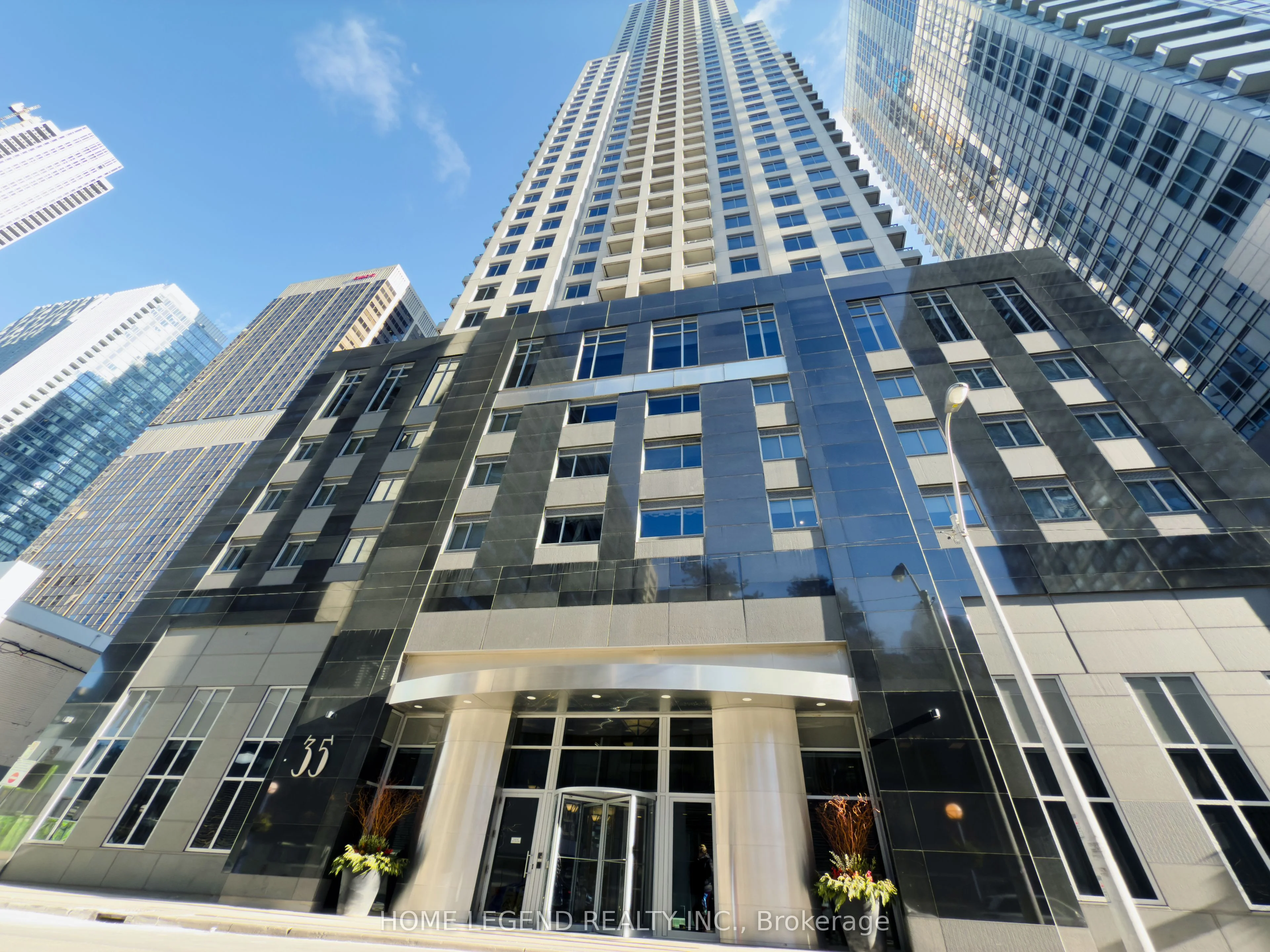35 Balmuto Street 1404, Toronto C01, On M4y 0a3