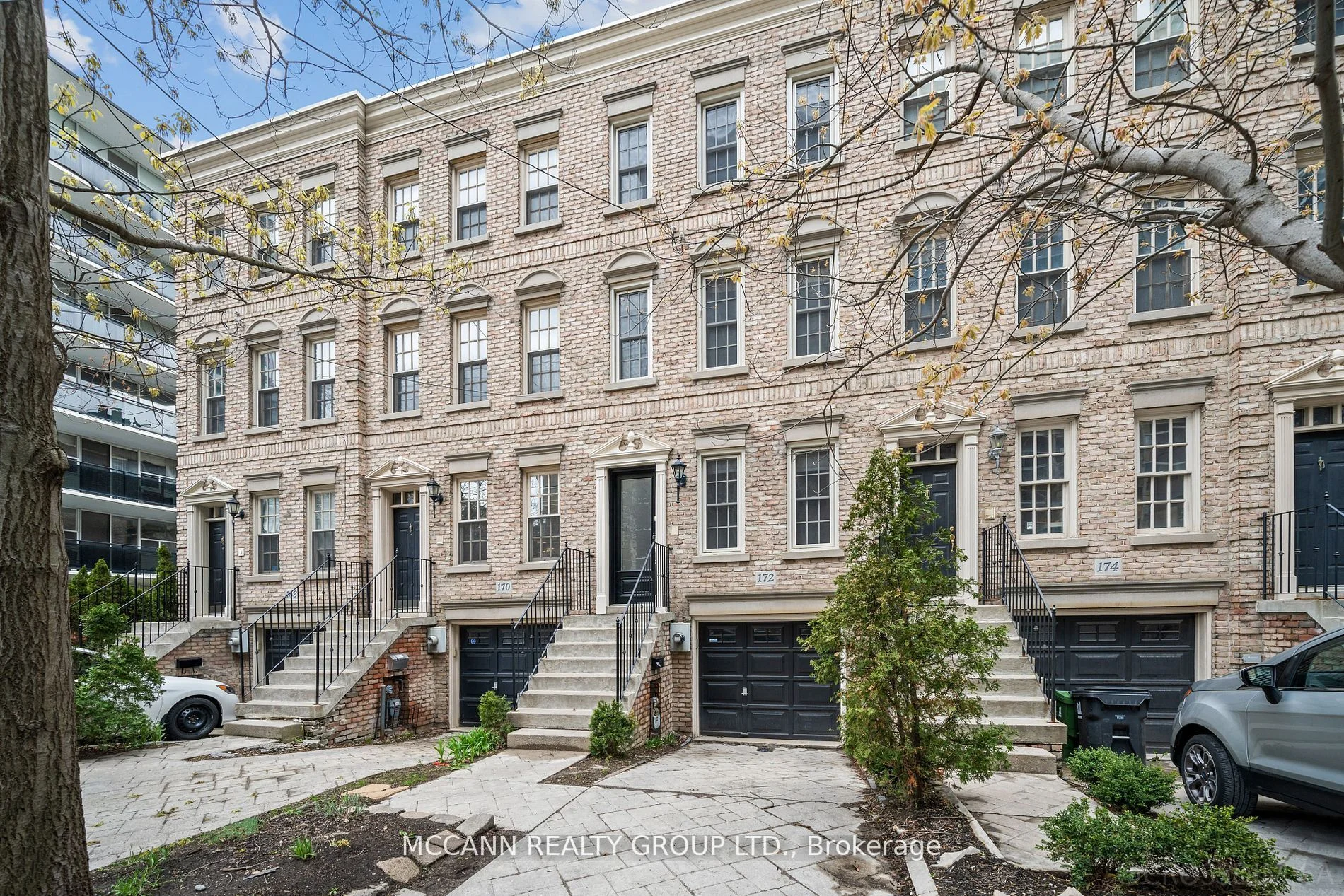 Att/Row/Townhouse in Toronto