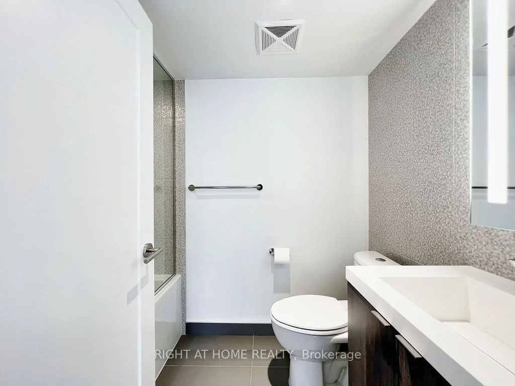 575 Bloor Street E 608, Toronto C08, ON M4W 0B3