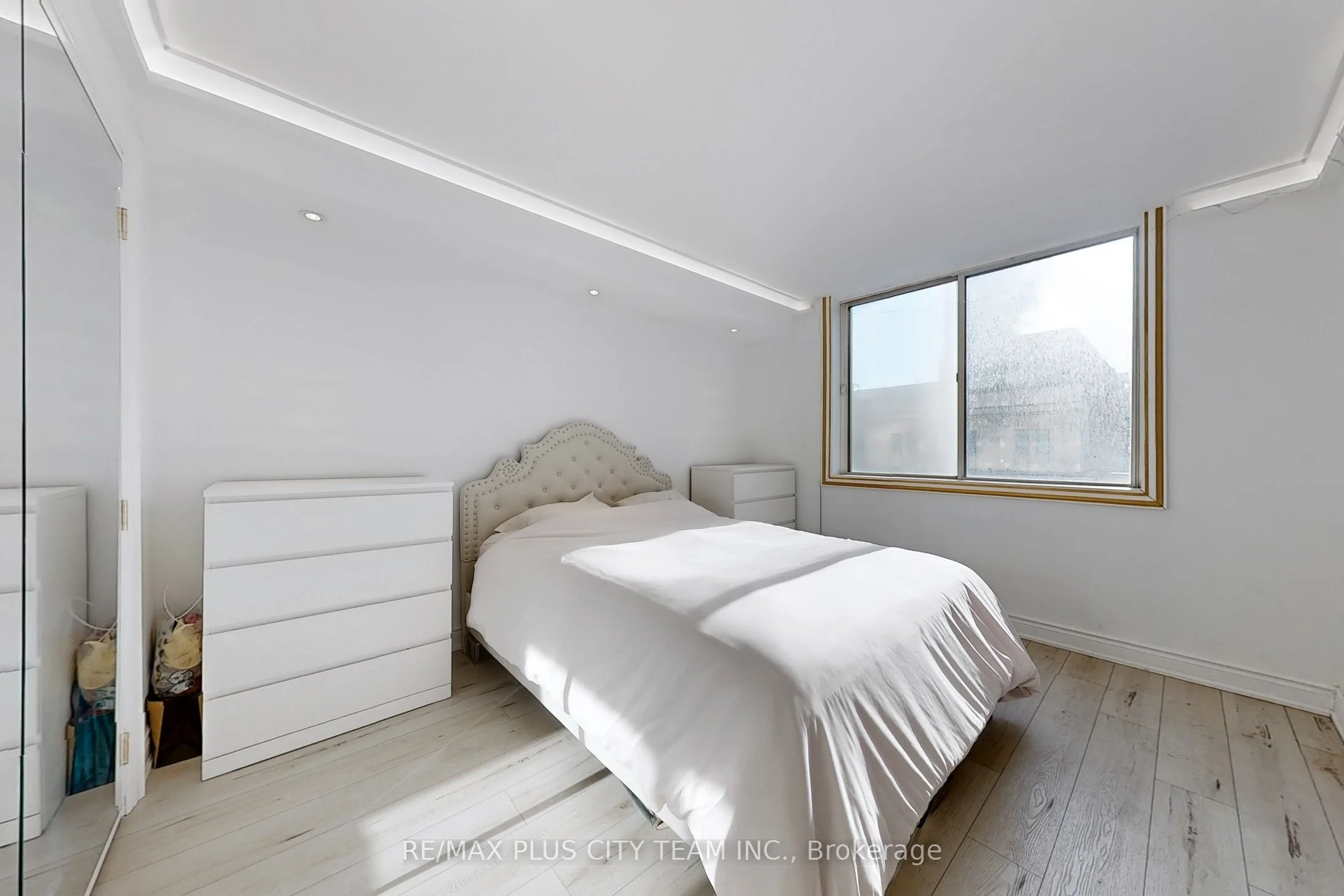 25 GRENVILLE Street 1105, Toronto C01, ON M4Y 2X5