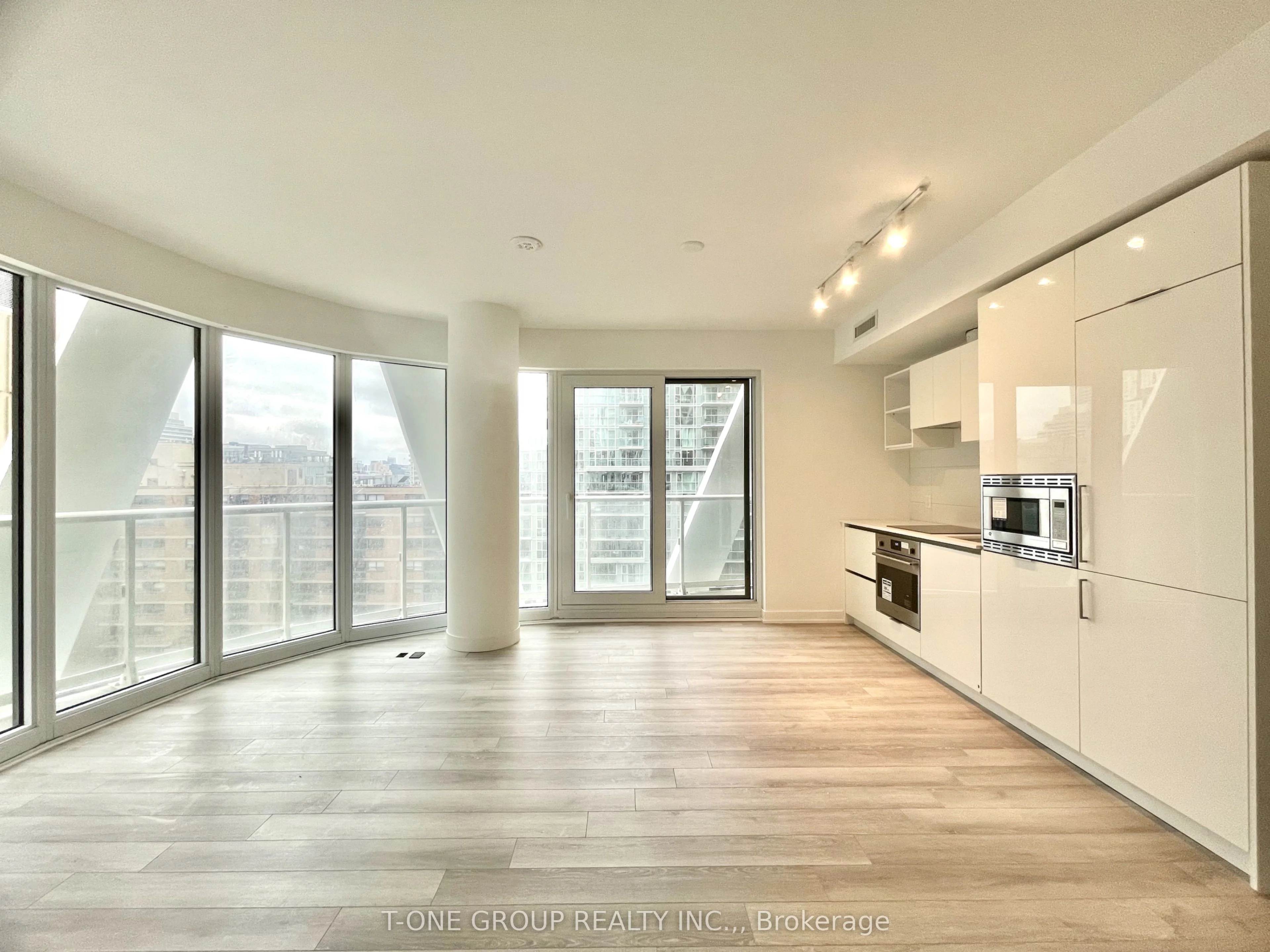 230 Simcoe Street 830, Toronto C01, On M5t 0g7