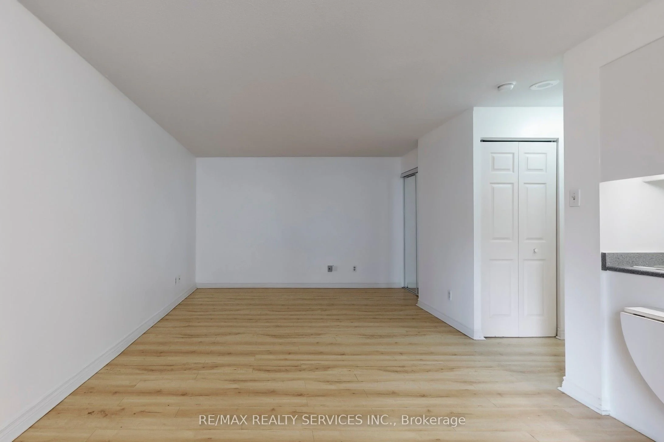 736 Bay Street 1007, Toronto C01, ON M5G 1N6