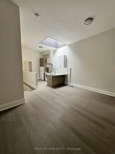 592 Yonge Street Upper, Toronto C01, On M4y 1z3