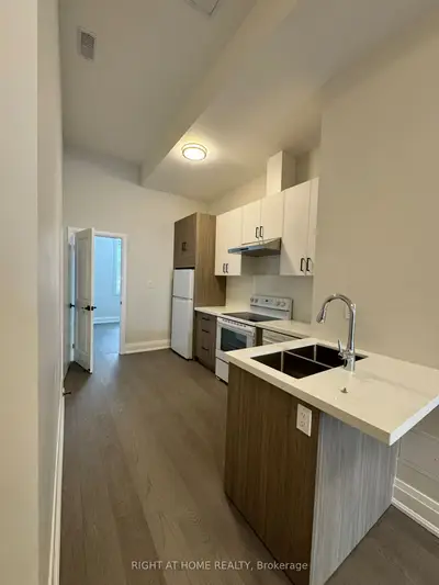 592 Yonge Street Lower, Toronto C01, On M4y 1z3