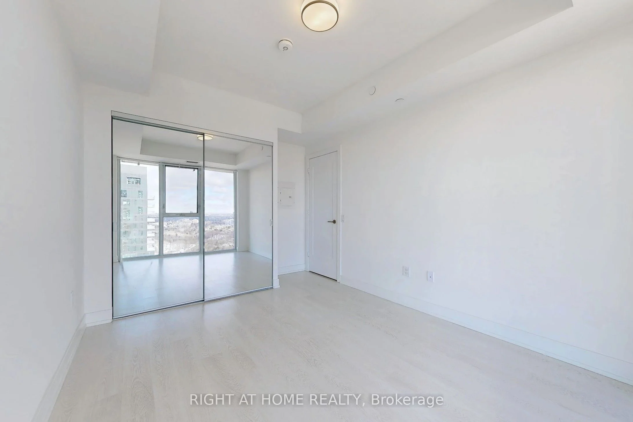 30 Inn On The Park Dr 3811, Toronto C13, ON M3C 0P7