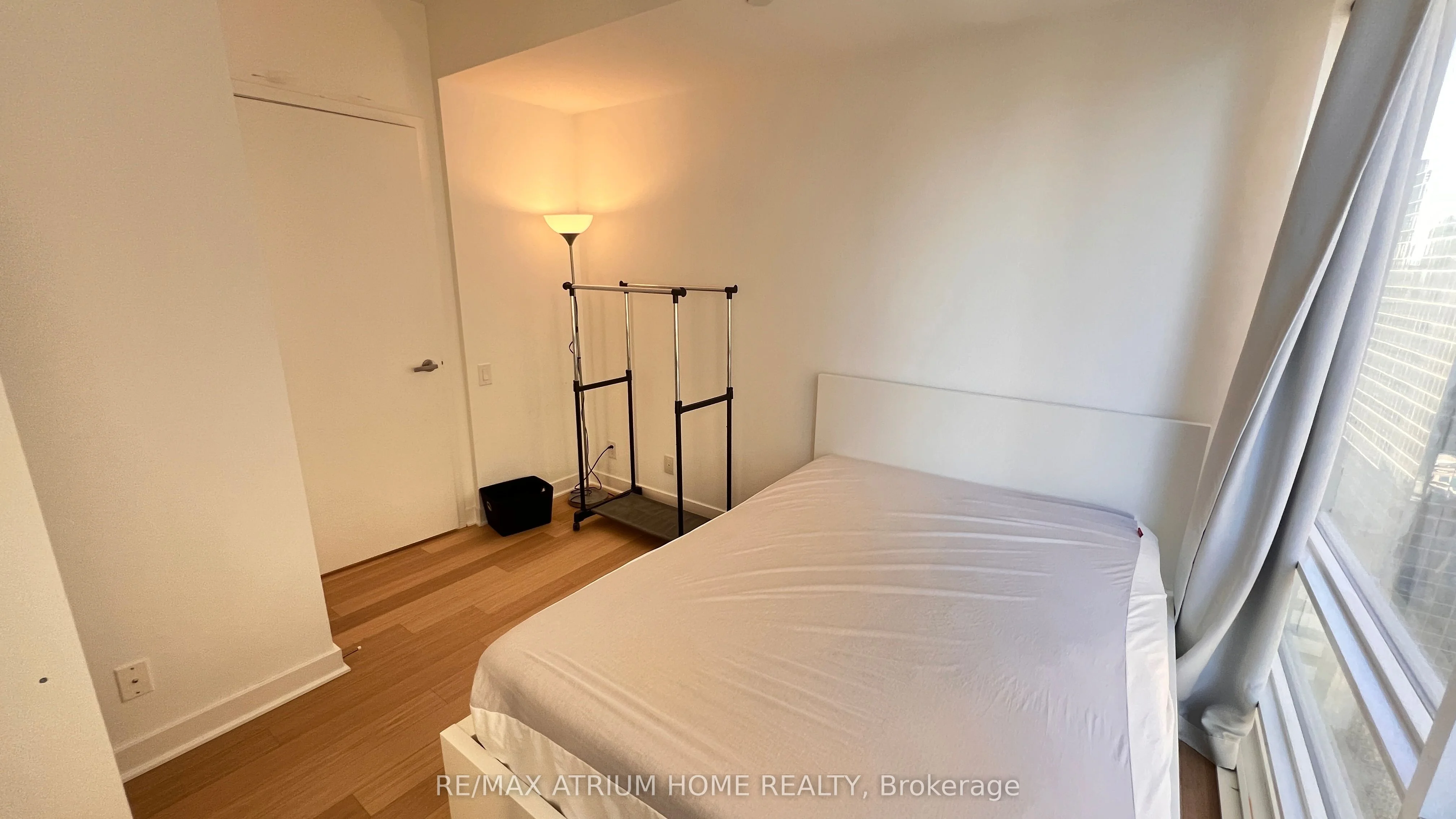 15 Grenville Street 2205, Toronto C01, ON M4Y 0B9