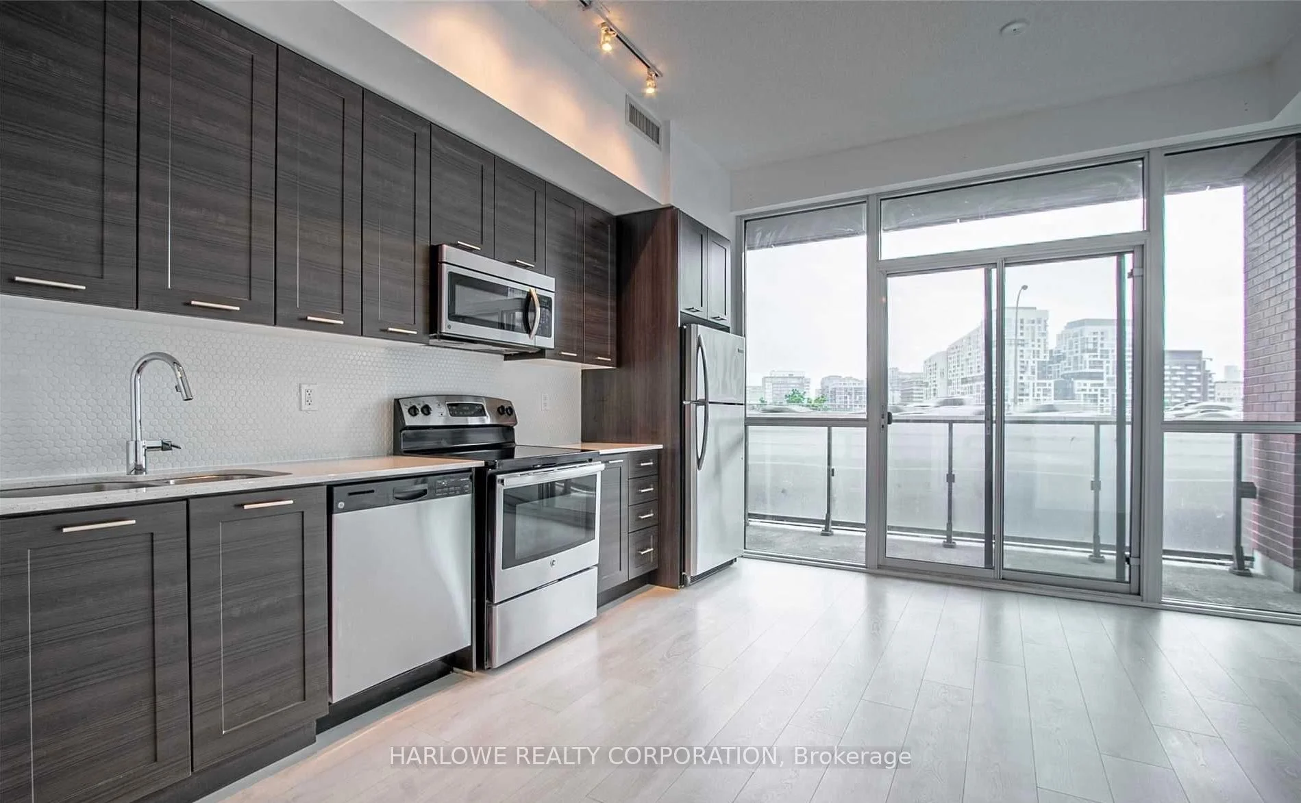50 Bruyeres Mews 708, Toronto C01, ON M5V 0H8