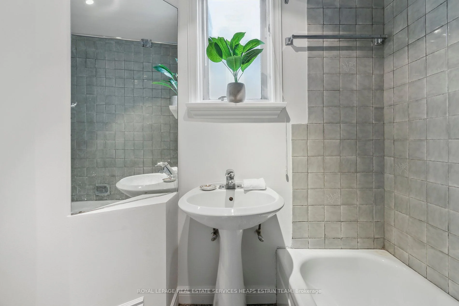207 Marlborough Place, Toronto C02, ON M5R 3J5
