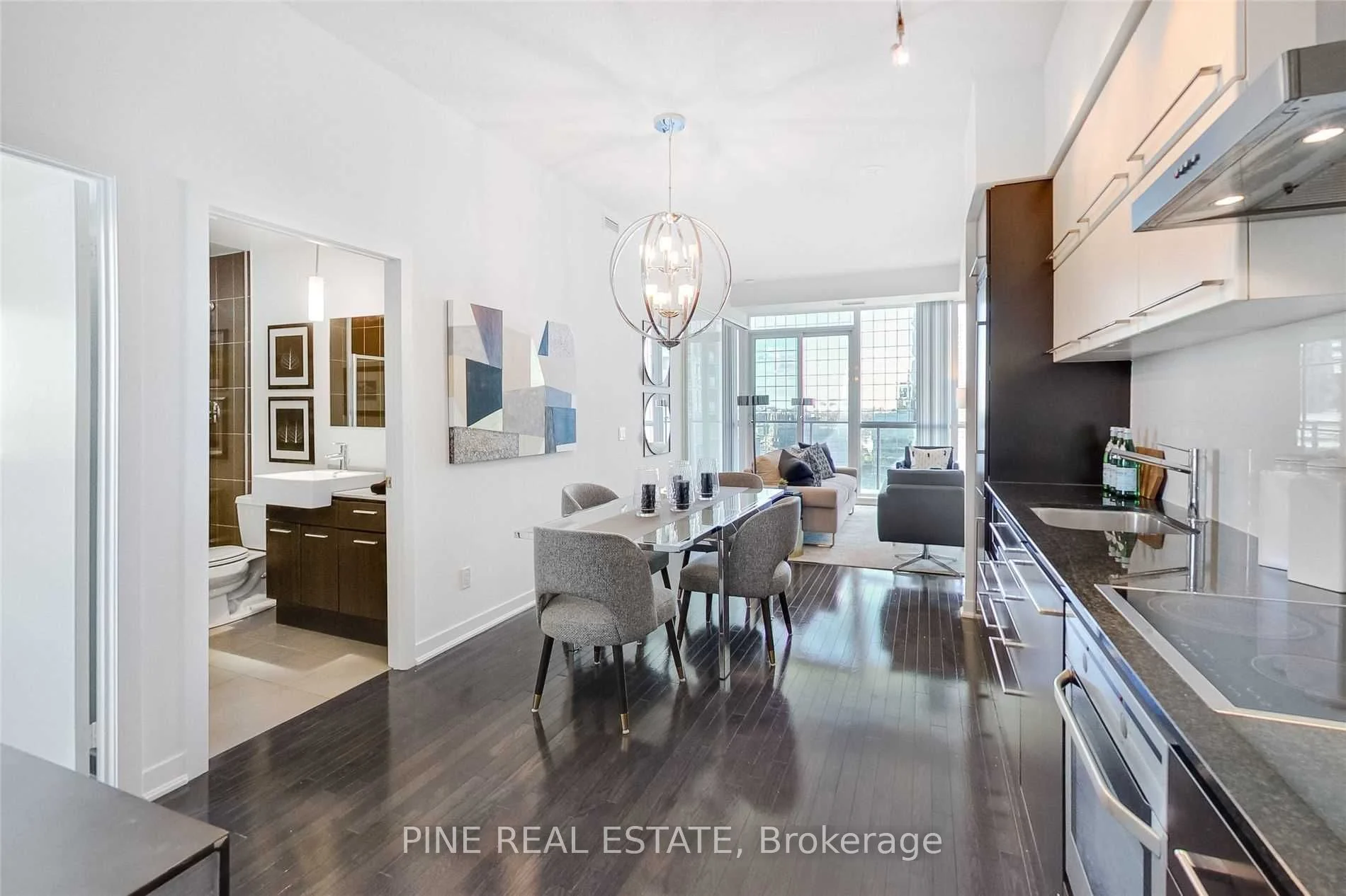 770 Bay Street 26o2, Toronto C01, On M5g 0a6