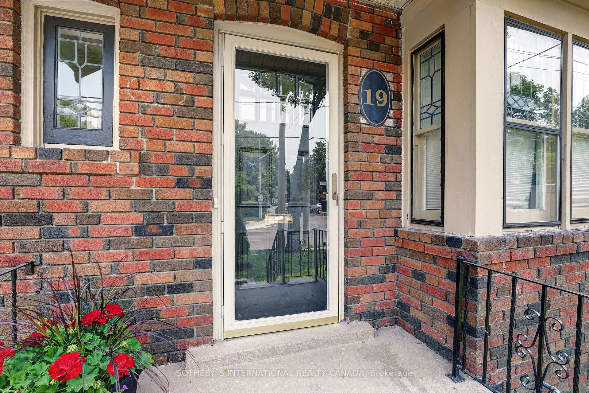 19 Southvale Drive, Toronto C11, ON M4G 1G1