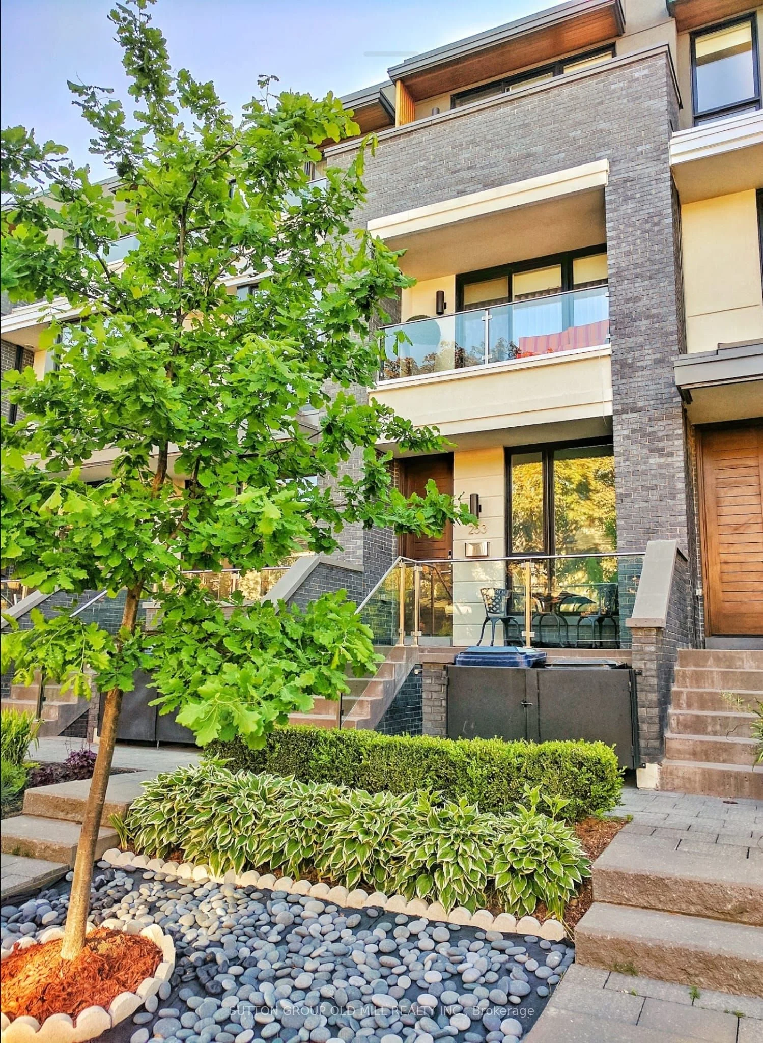 Att/Row/Townhouse in Toronto