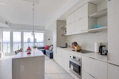 197 Yonge Street 5206, Toronto C08, On M5b 1m4