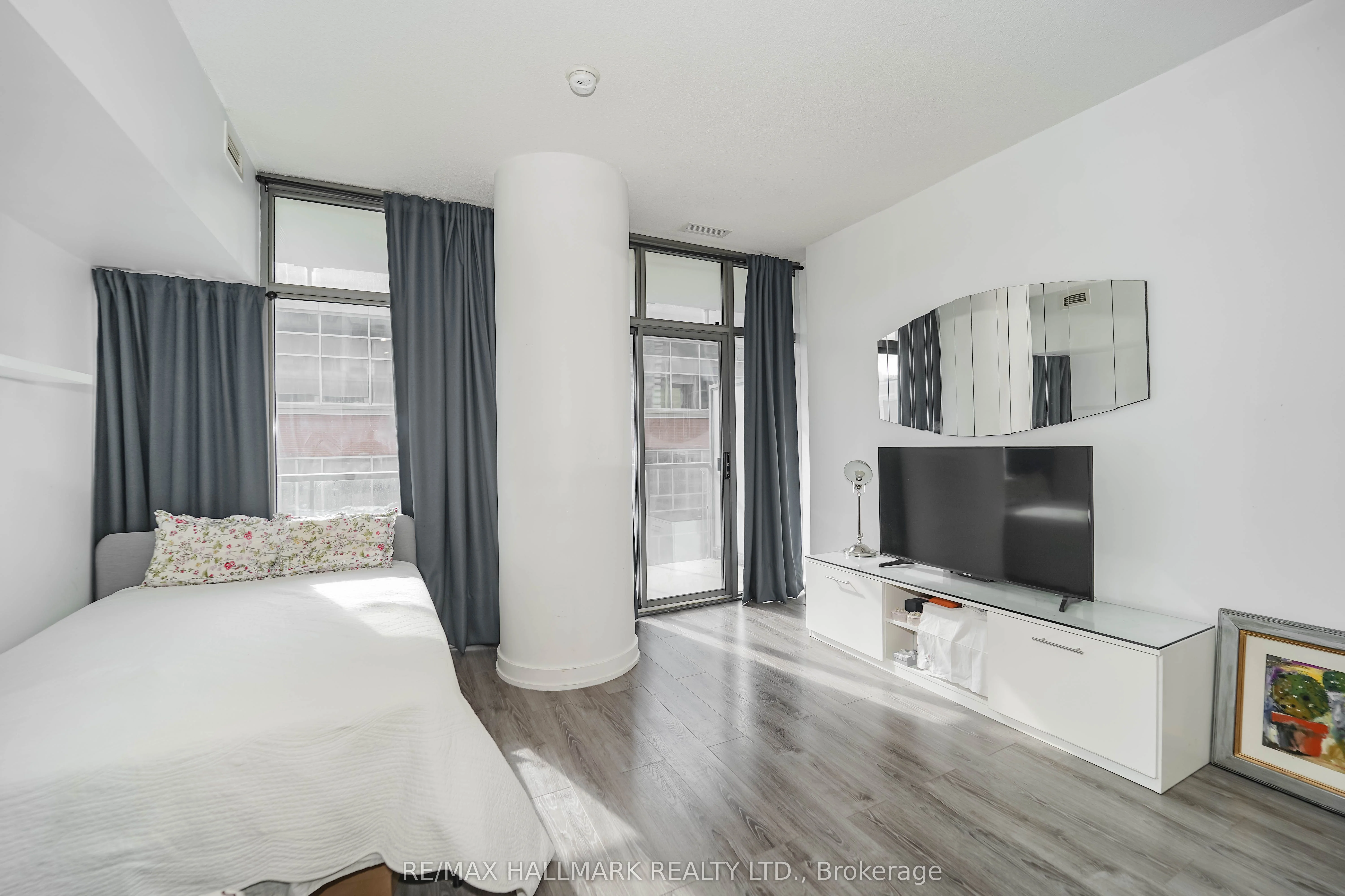 33 CHARLES Street E 704, Toronto C08, ON M4Y 0A2