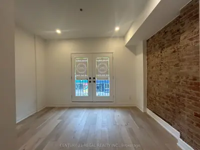 Att/Row/Townhouse in Toronto