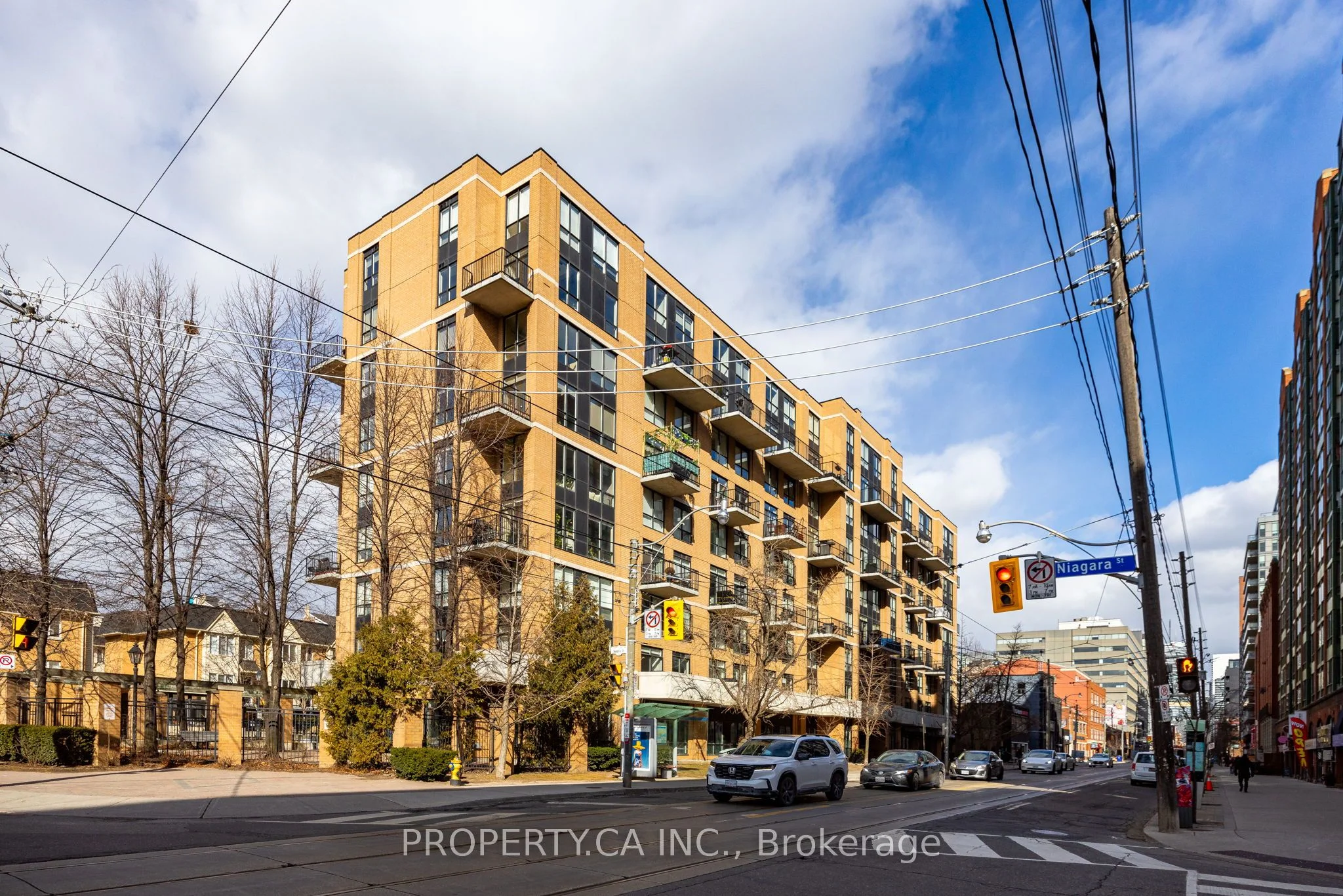 800 King Street W 818, Toronto C01, On M5v 3m7