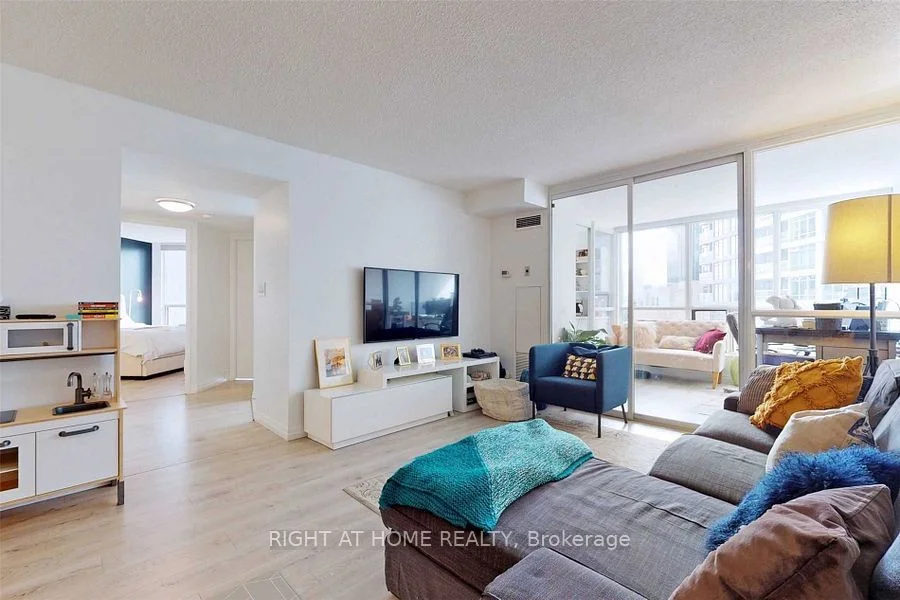 30 Holly Street 705, Toronto C10, ON M4S 3C2