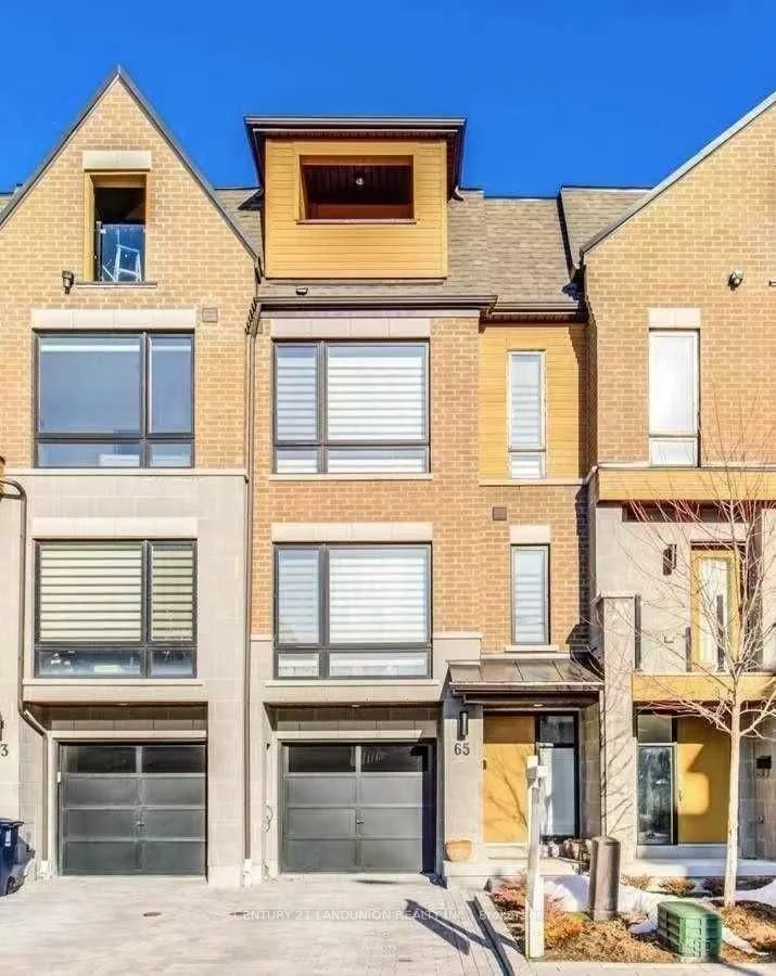 Att/Row/Townhouse in Toronto