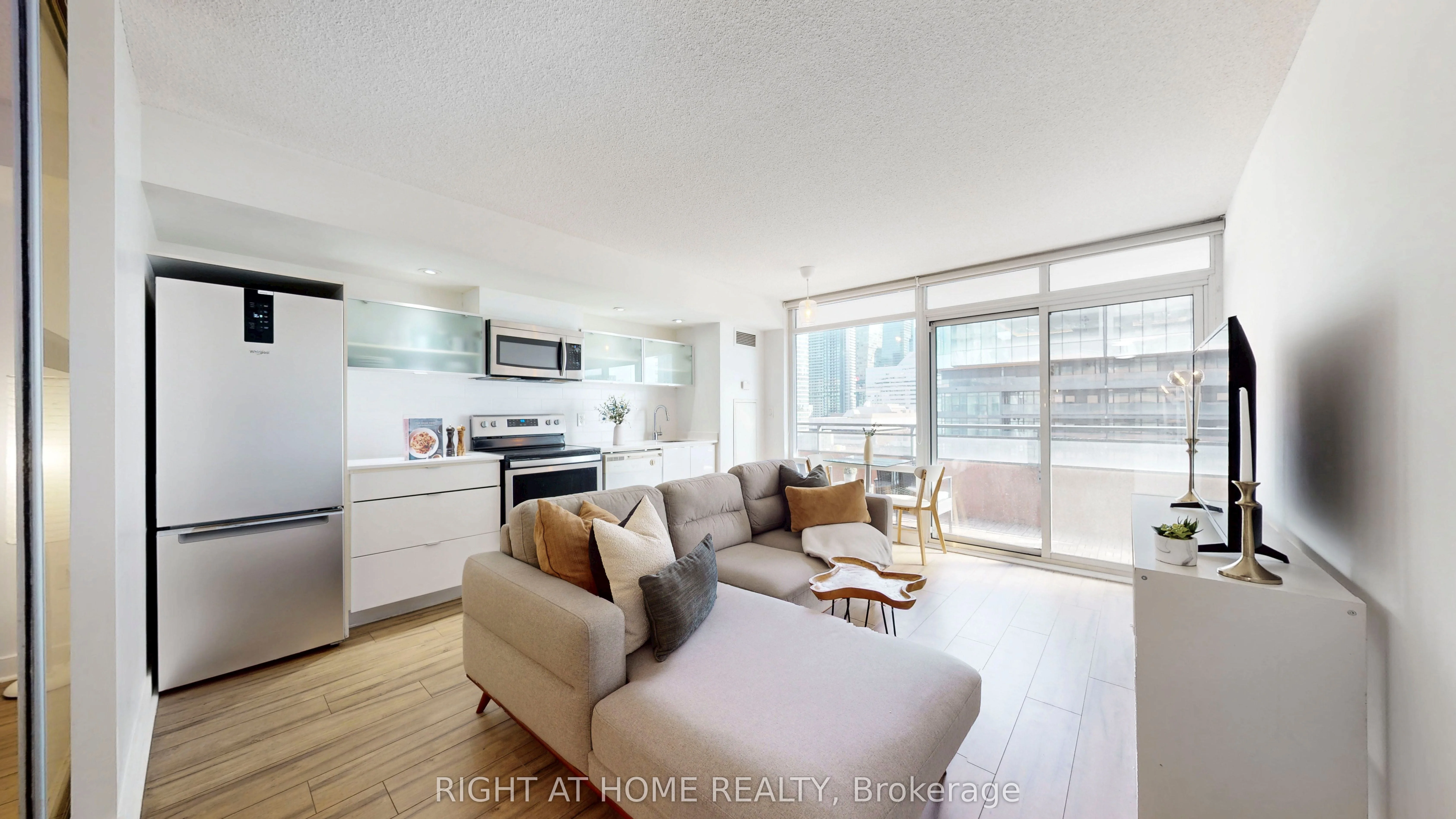4k Spadina Avenue 909, Toronto C01, On M5v 3y9