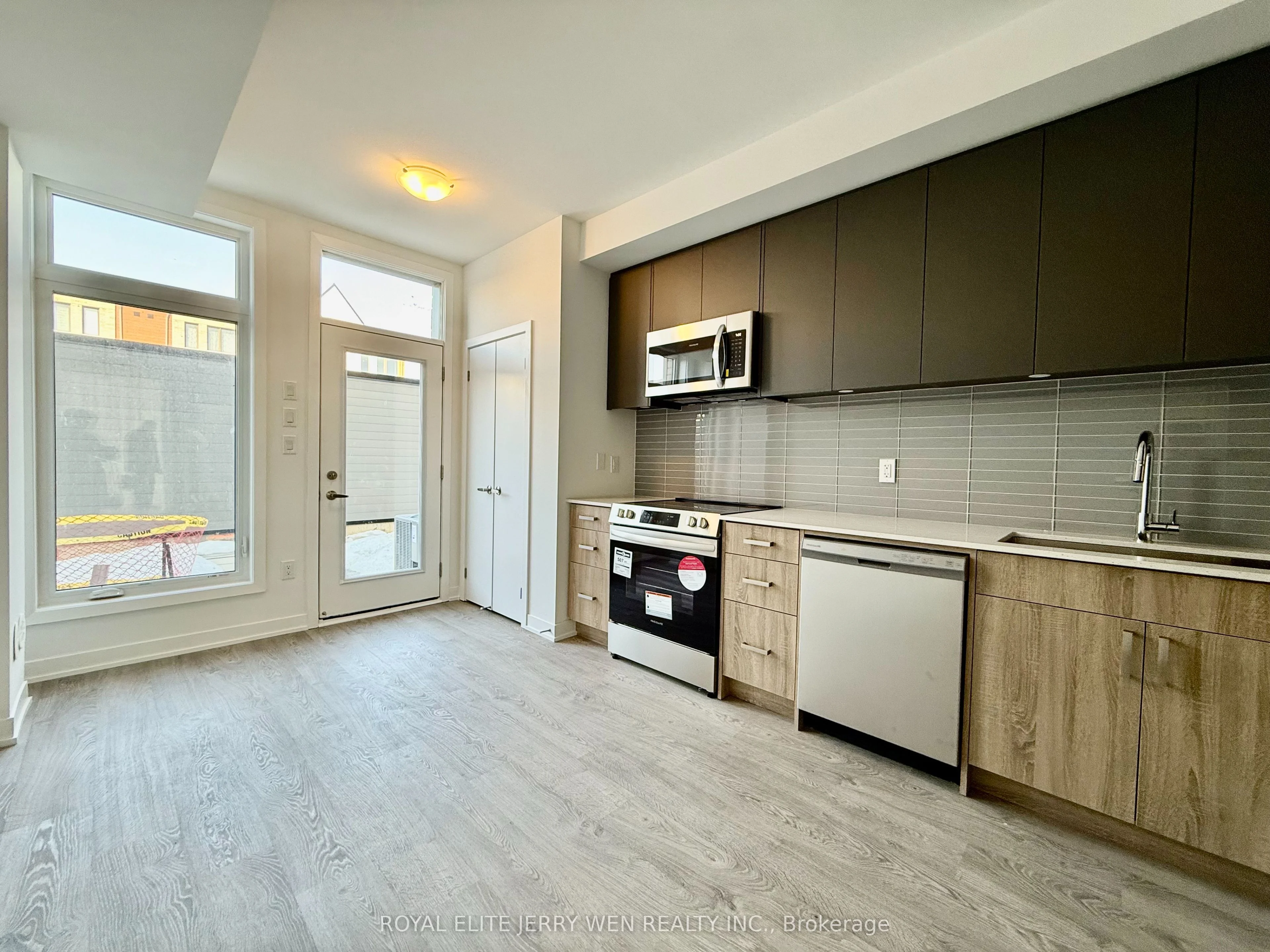 Att/Row/Townhouse in Toronto
