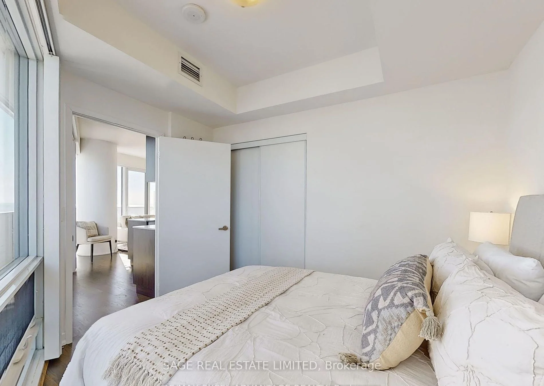 100 Harbour Street 6707, Toronto C01, ON M5J 0B5