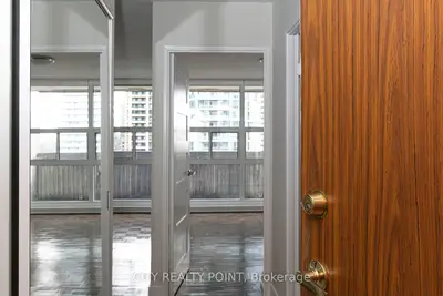33 Isabella Street 2403, Toronto C08, On M4y 2p7