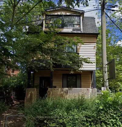 Triplex in Toronto