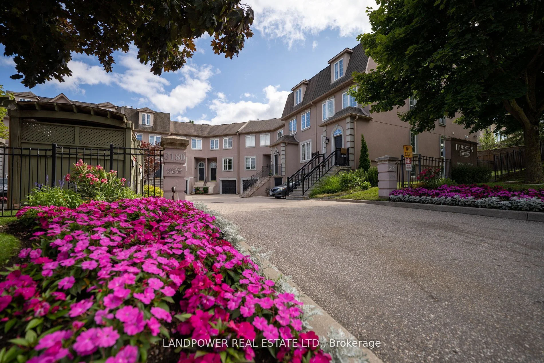 Att/Row/Townhouse in Toronto
