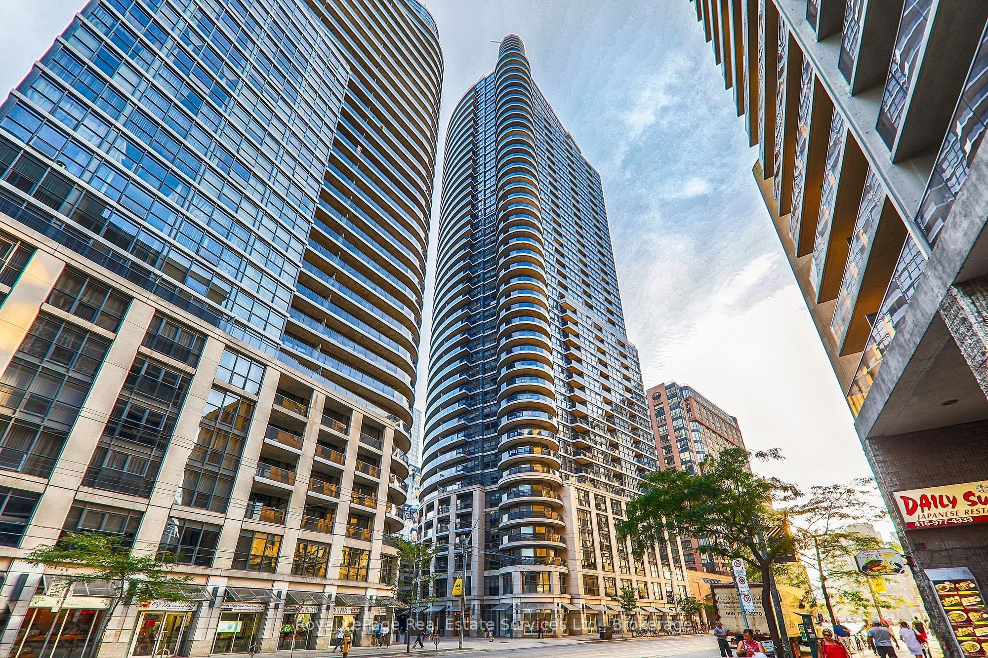 21 Carlton Street 905, Toronto C08, On M5b 1l3