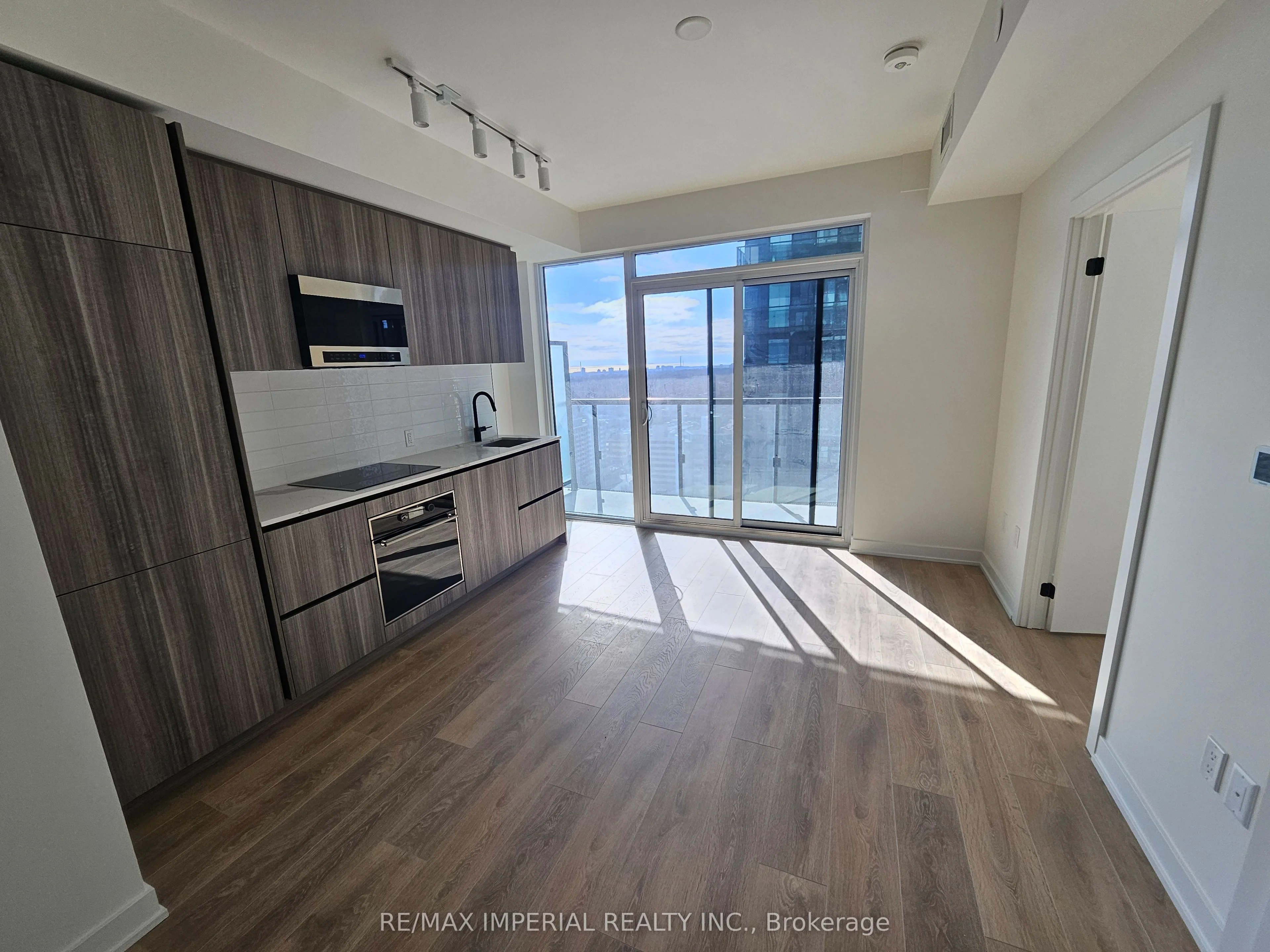 117 Broadway Avenue 2212, Toronto C10, On M4p 1v3