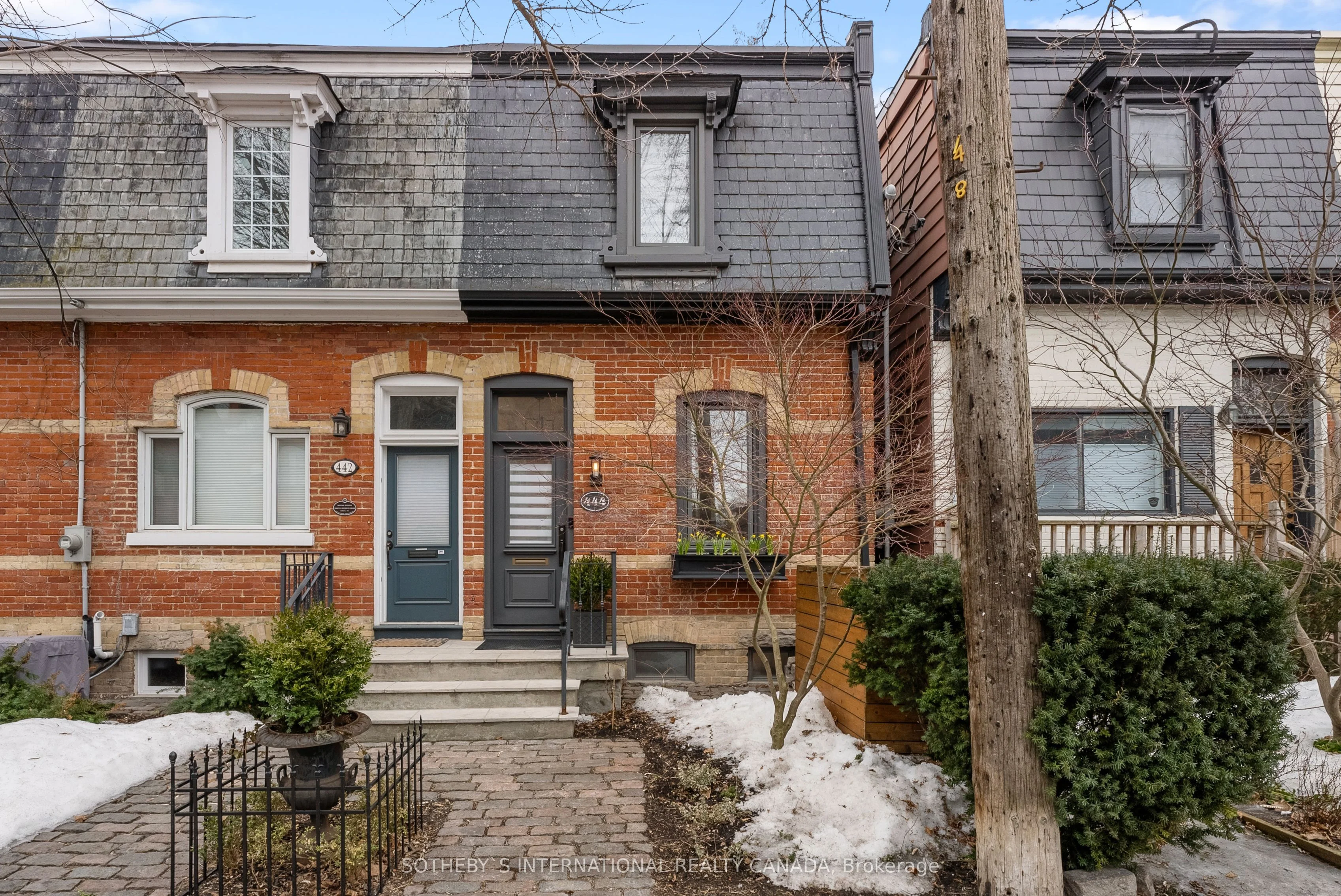 Att/Row/Townhouse in Toronto