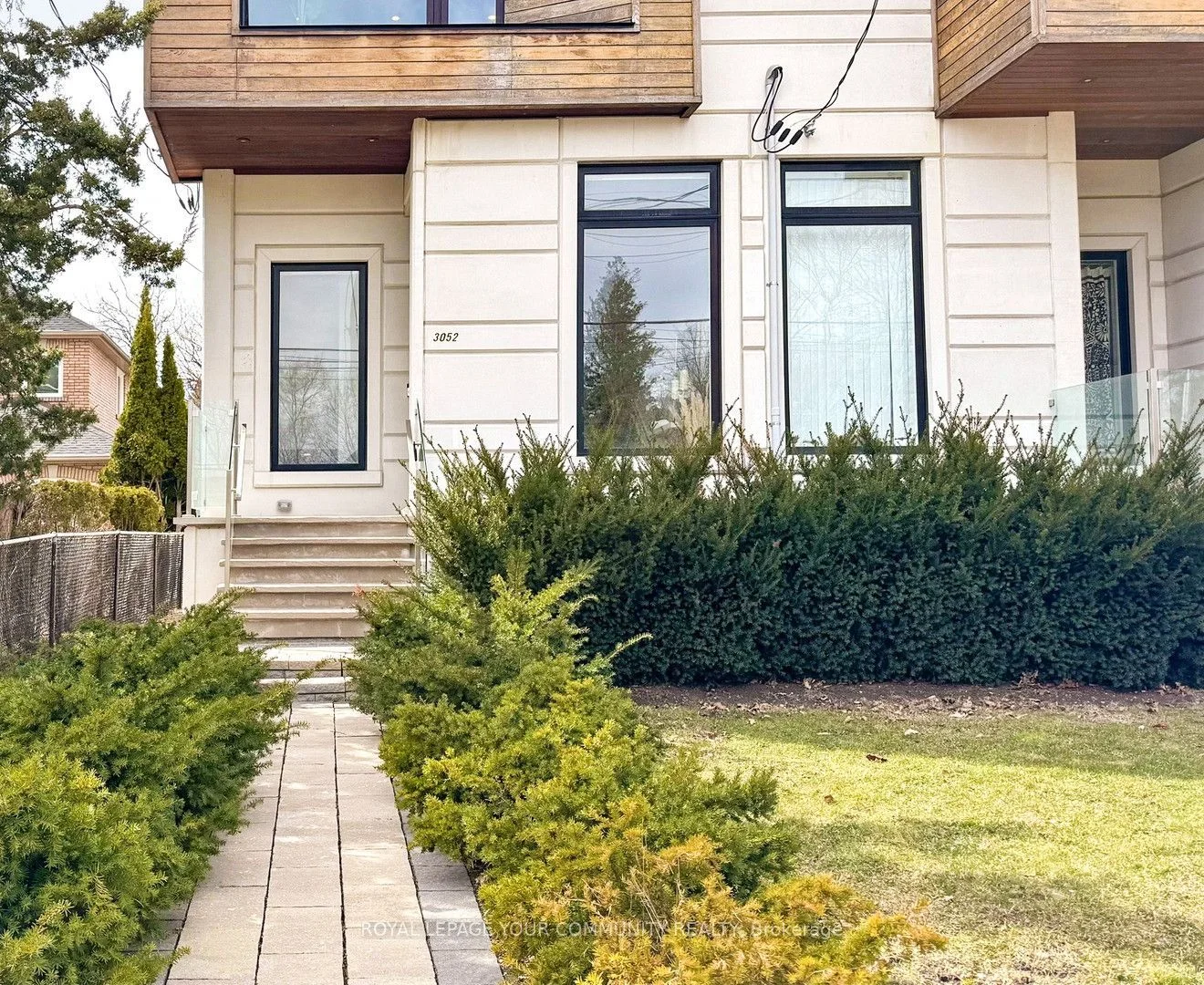 Att/Row/Townhouse in Toronto
