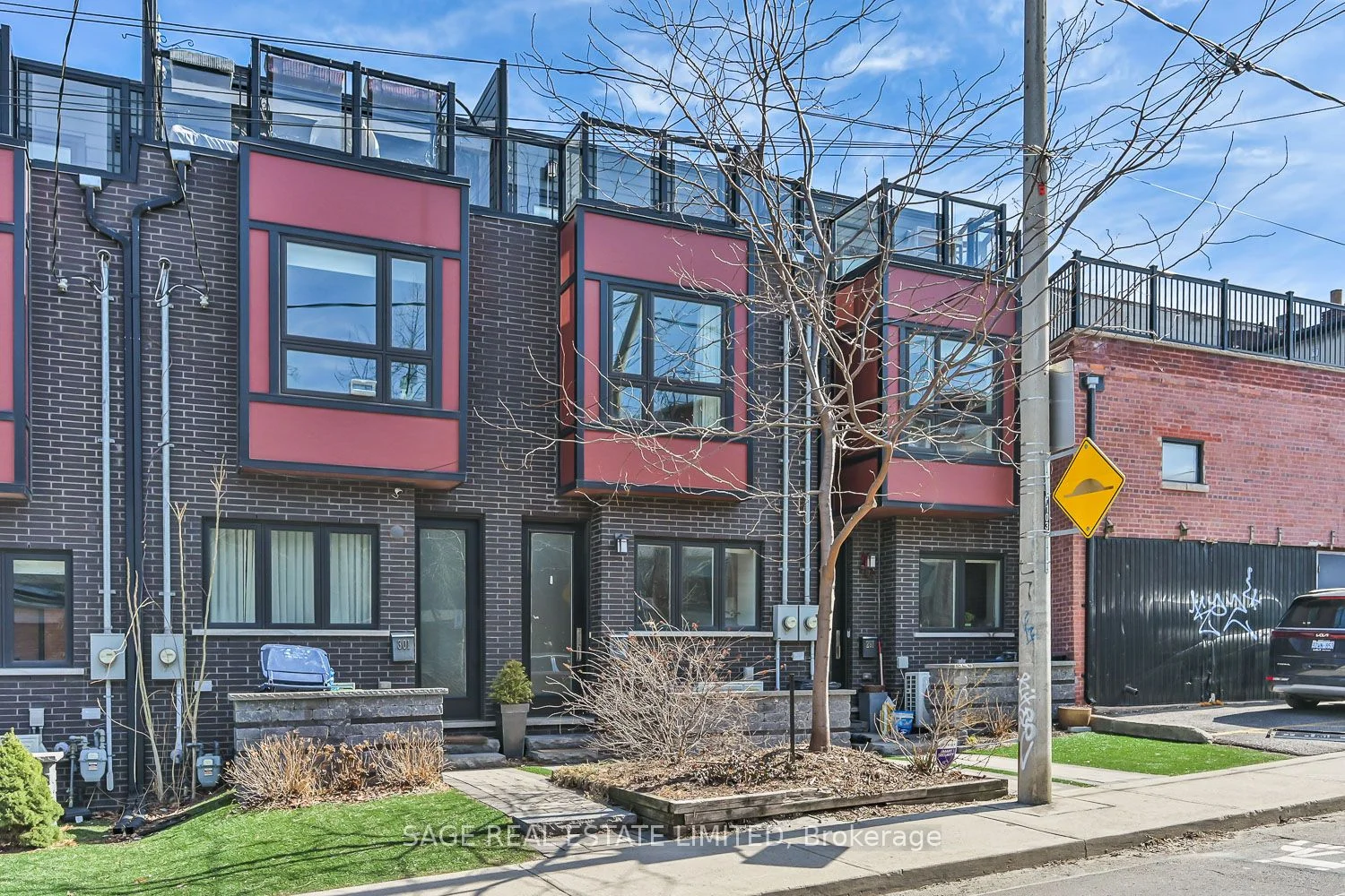 Att/Row/Townhouse in Toronto