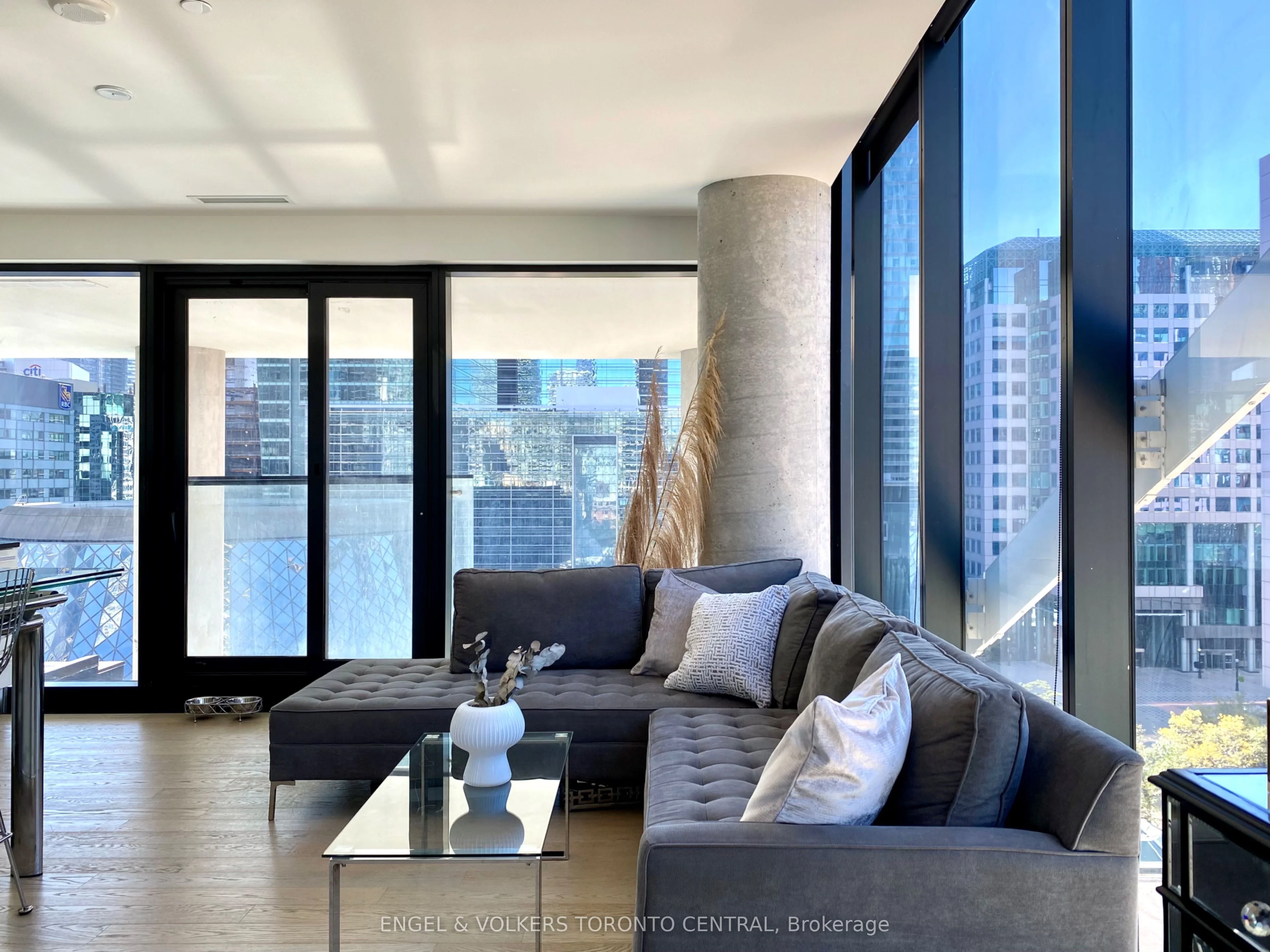 224 King Street W 806, Toronto C01, On M5v 1h8