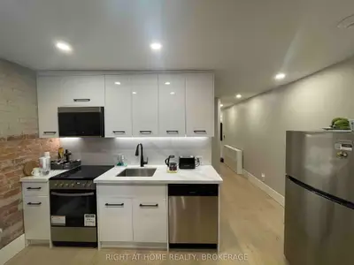993 Bloor Street W 302, Toronto C01, On M6h 1m1