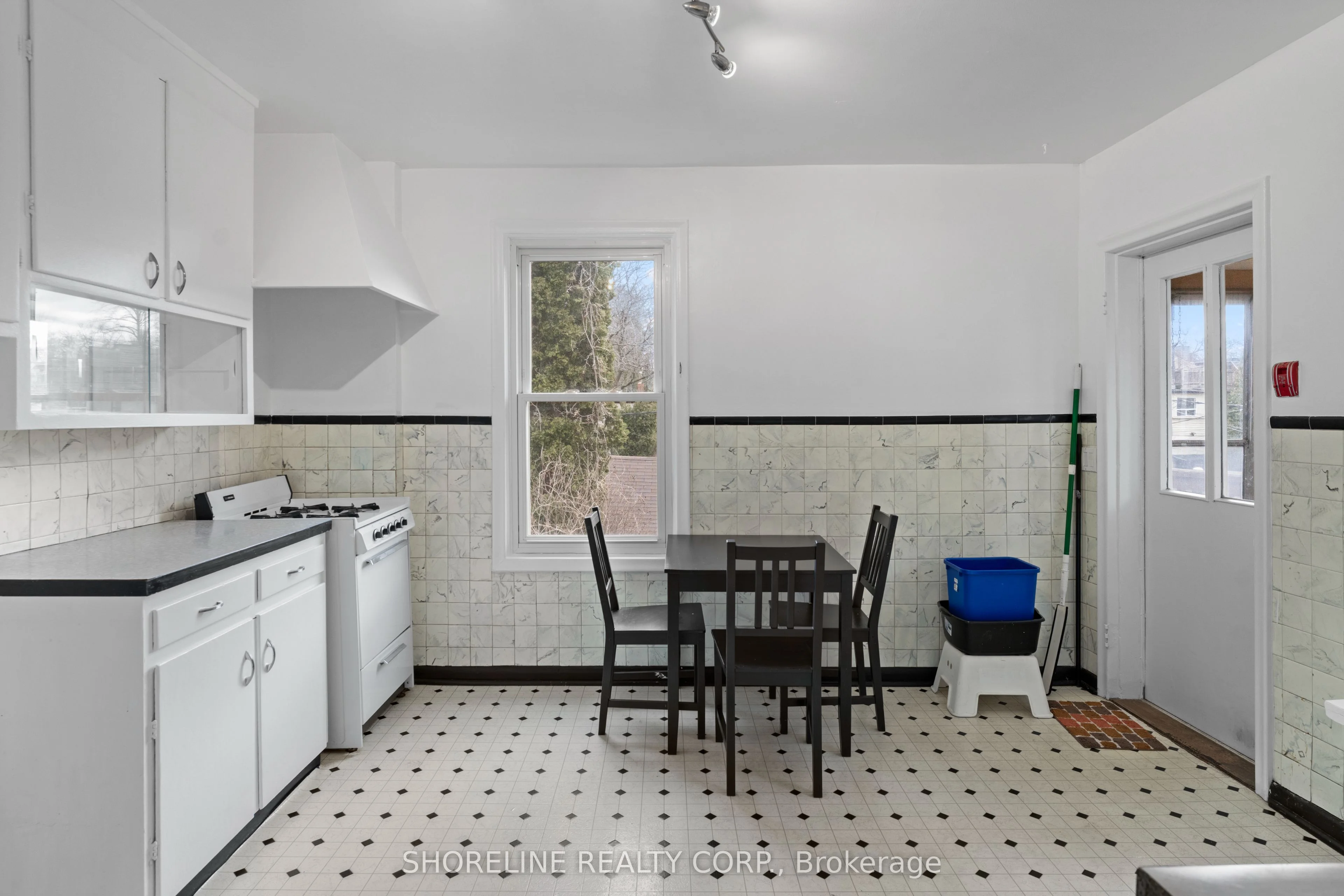 251 Borden Street Second Floor, Toronto C01, ON M5S 2N5