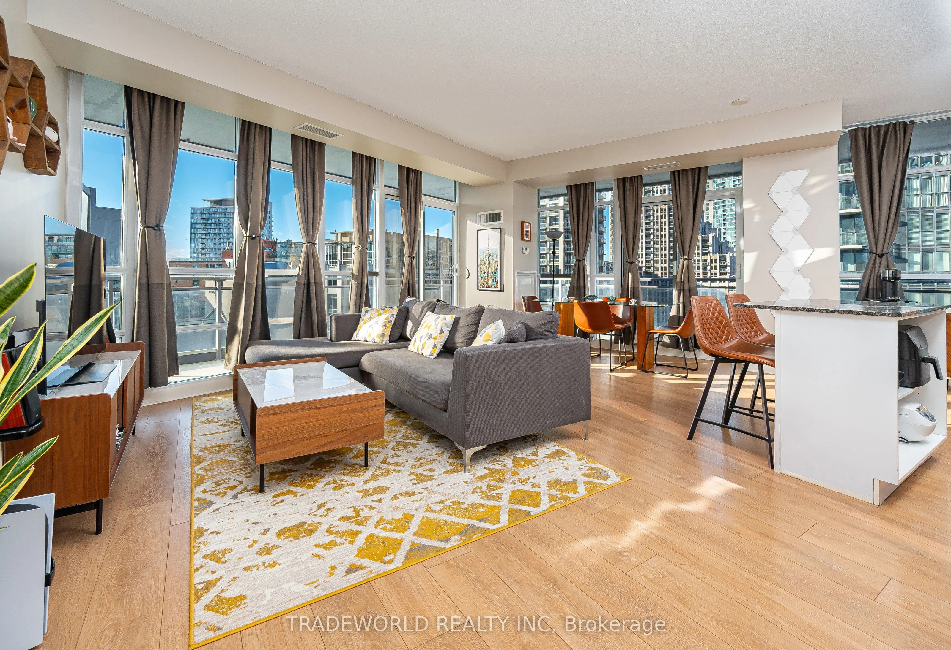 15 Bruyeres Mews 1008, Toronto C01, On M5v 0a7