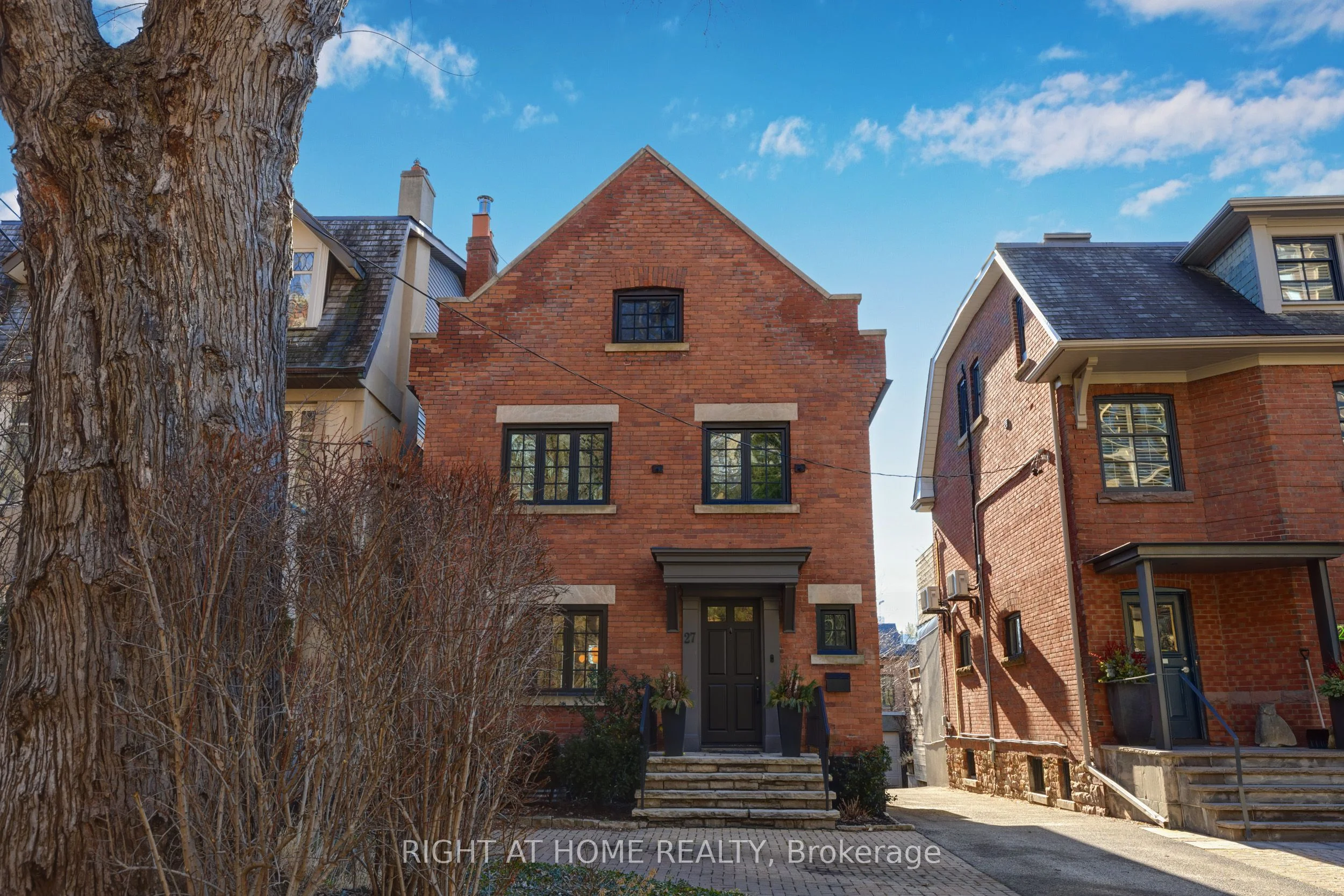 27 Woodlawn Avenue E, Toronto C09, On M4t 1b9